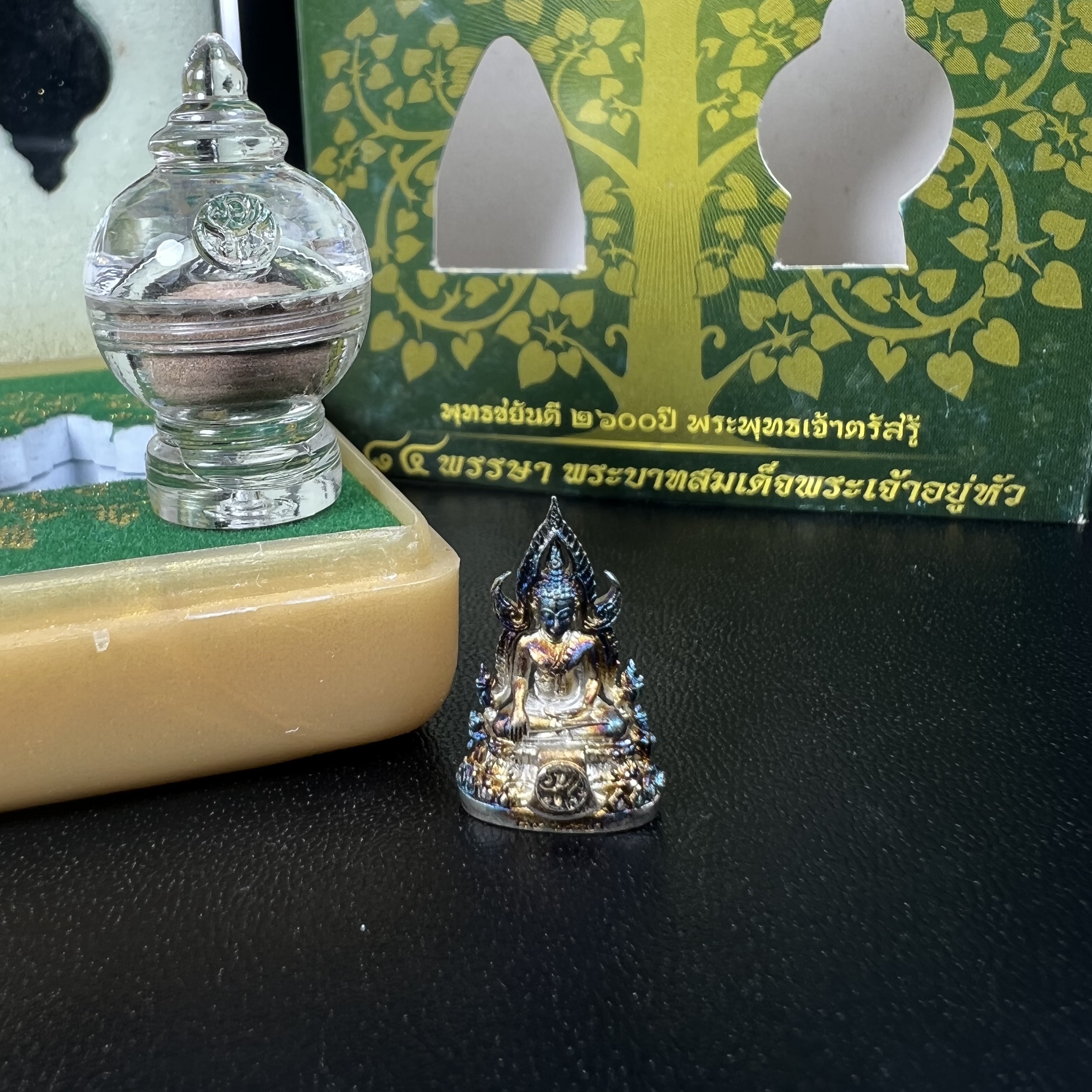 พระพุทธชินราช(จำลอง) ภปร. 84 พรรษา เนื้อเงินชุบทองคำขาว พิมพ์เล็กขนาดหน้าตัก 1/4 นิ้ว (สภาพผิวเดิมสวย ขึ้นสีรุ้งธรรมชาติ แบบนิยม)(พระราชทานมวลสาร จิตรลดาและเส้นพระเจ้า(เส้นผม))