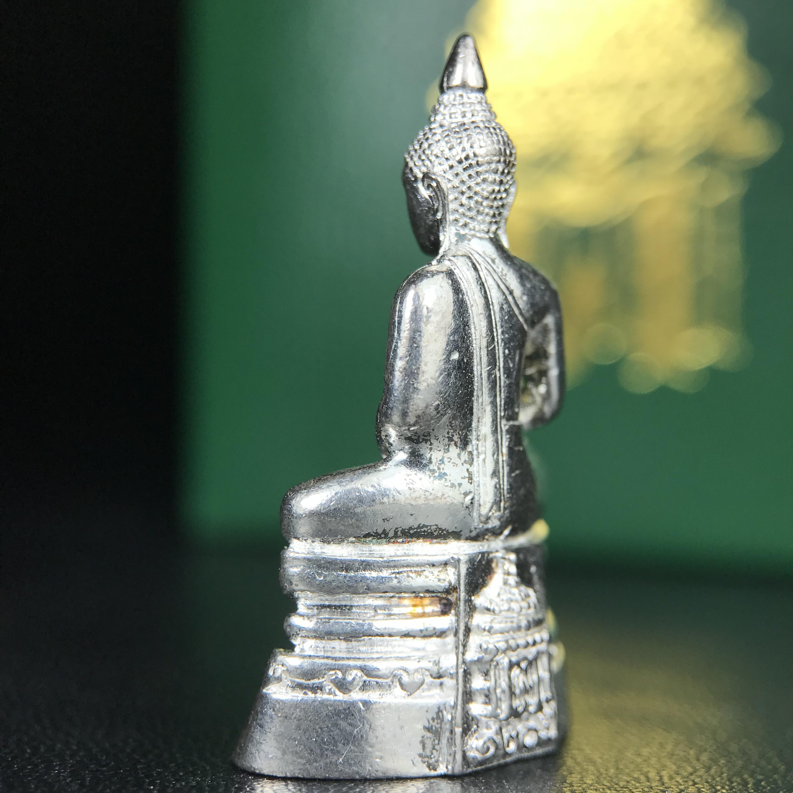 พระพุทธโสธร รุ่น กศก. 120 ปี เนื่องในโอกาสครบ 120 ปี กรมศุลกากร กระทรวงการคลัง จัดสร้าง ปี 2537 เนื้อเงินบริสุทธิ์ 99.9% ผิวขัดเงา(งานบริษัท แพรนด้า จิวเวลรี่)สวยงดงาม ทรงคุณค่า