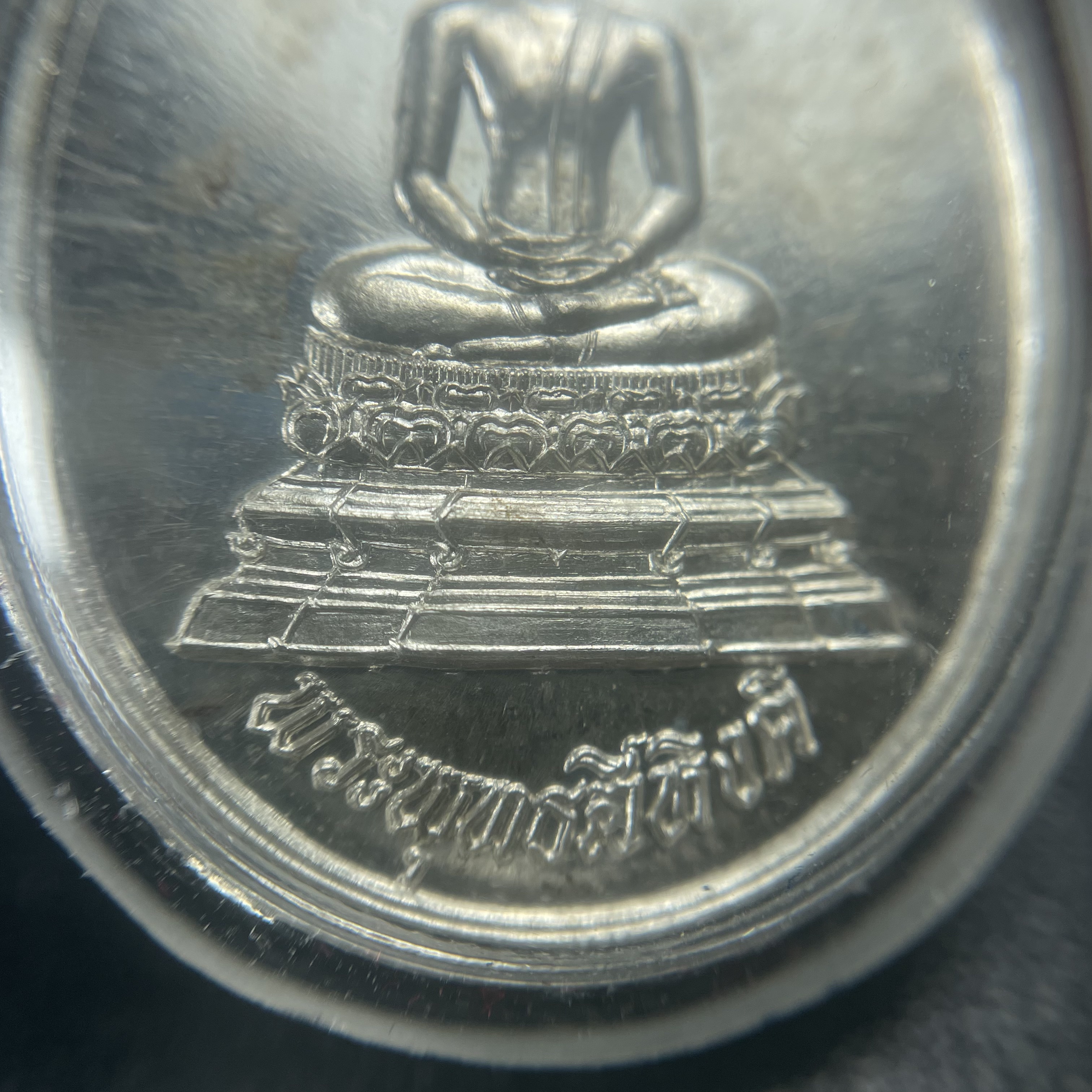 เหรียญพระพุทธสิหิงค์ ภปร. รุ่นมหาลัยธรรมศาสตร์ 60ปี พ.ศ.2537 พิมพ์ใหญ่+พิมพ์เล็ก เนื้อเงินผิวเดิม(ในหลวงรัชกาลที่9เสด็จในพิธี)(หลวงตามหาบัวร่วมปลุกเสก)