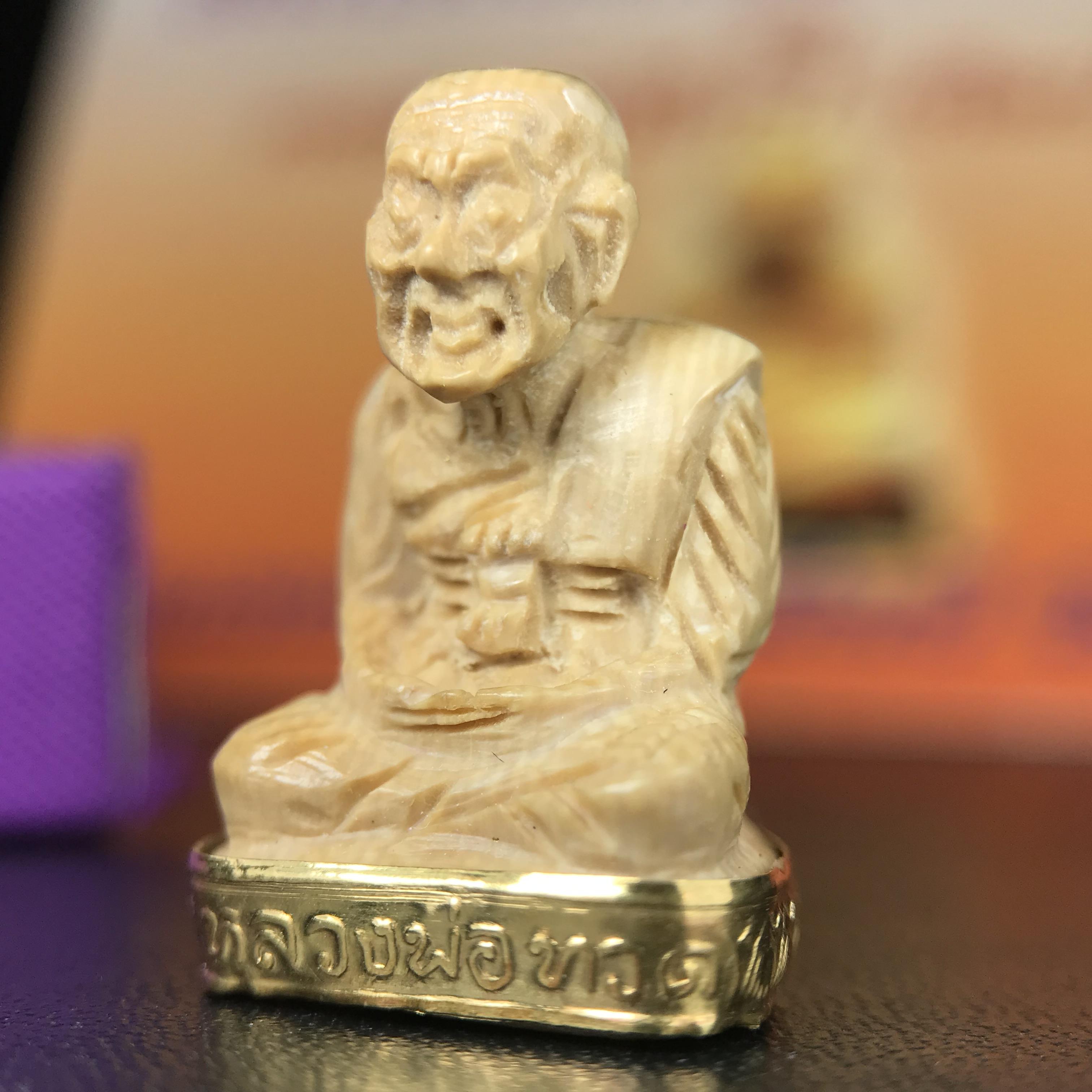 สมเด็จหลวงพ่อทวด รุ่นคชสารหมื่นปี (ศิลปาชีพ) วัดช้างให้ ปี 2541โดยมีท่าน อ.นอง วัดทรายขาว เป็นเจ้าพิธี และมีเกจิร่วมปลุกเสก 108 รูป บรรจุผงว่านเก่าและดินกากยายักษ์(พิมพ์ลอยองค์ฐานทองคำโค๊ตทองคำ)พร้อมกล่องบรรจุและใบรับรองเดิมครบ นิยมหายาก