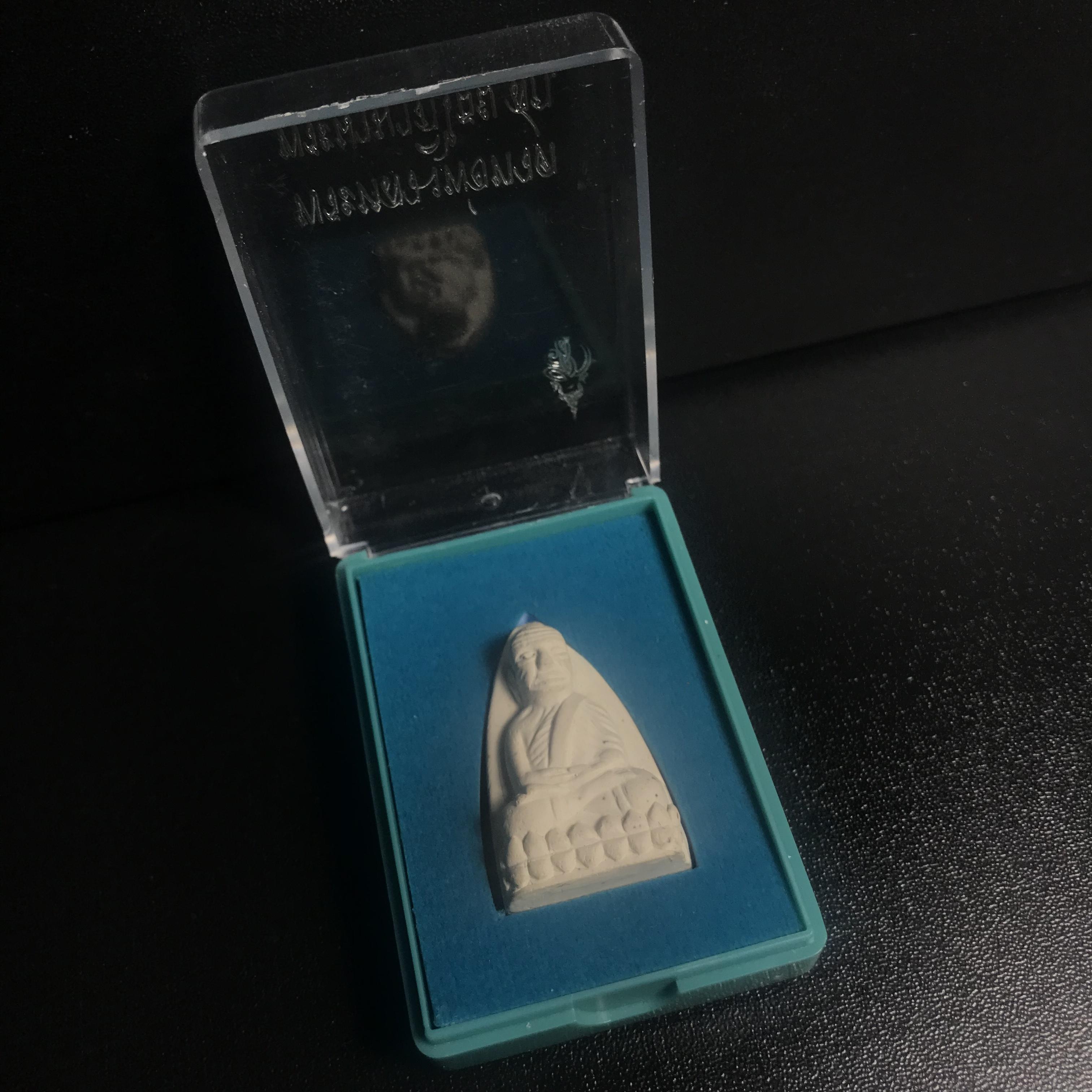 หลวงพ่อทวด รุ่น สก. วัดห้วยมงคล พิมพ์เตารีดกรรมการสามโค๊ต(ตอกเลข) เนื้อขาวผสมผงเก่าบางขุนพรหม รุ่น2(1ใน9999องค์)