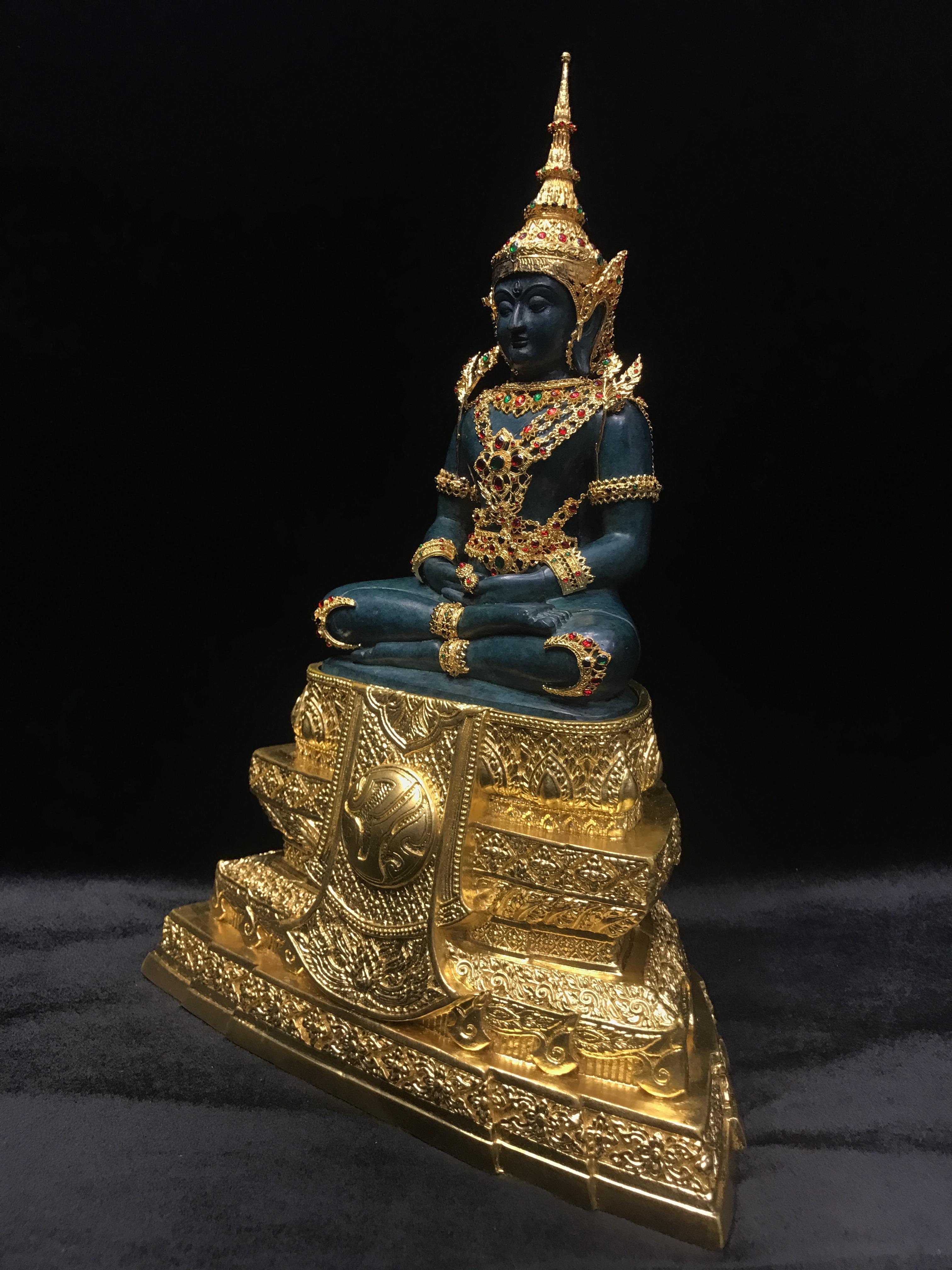 พระพุทธมหามณีรัตนปฏิมากร จำลอง (พระแก้วมรกต) ขนาดบูชาหน้าตัก 5 นิ้ว ตราสัญลักษณ์ ภ.ป.ร. รุ่นแรก ปี2547 เนื้อนวโลหะเคลือบสีเขียว(เครื่องทรงนวโลหะชุบทอง)