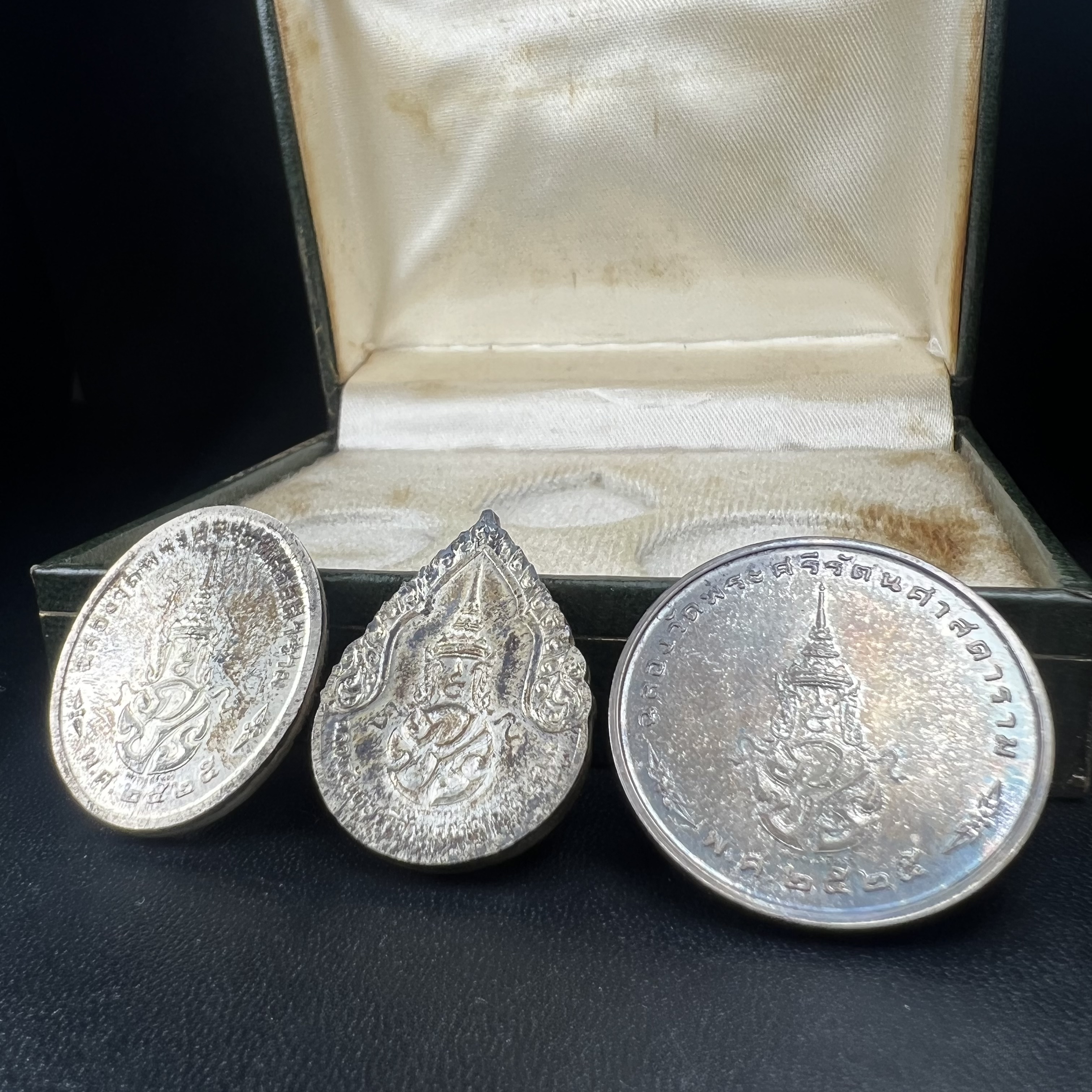 เหรียญพระแก้วมรกตหลัง ภปร. ฉลองกรุงรัตนโกสินทร์ครบ 200 ปี พ.ศ.2525 เนื้อเงิน(ผิวเดิม สวย)กล่องบรรจุเดิมครบ3พิมพ์(บล็อกพระราชศรัธา)(ในหลวงรัชกาลที่9 เสด็จในพิธี)ชอบเก็บแบบผิวเดิมๆชุดนี้เลยแนะนำ ผิวเดิมสวยมาก เสน่ห์พระเนื้อเงิน