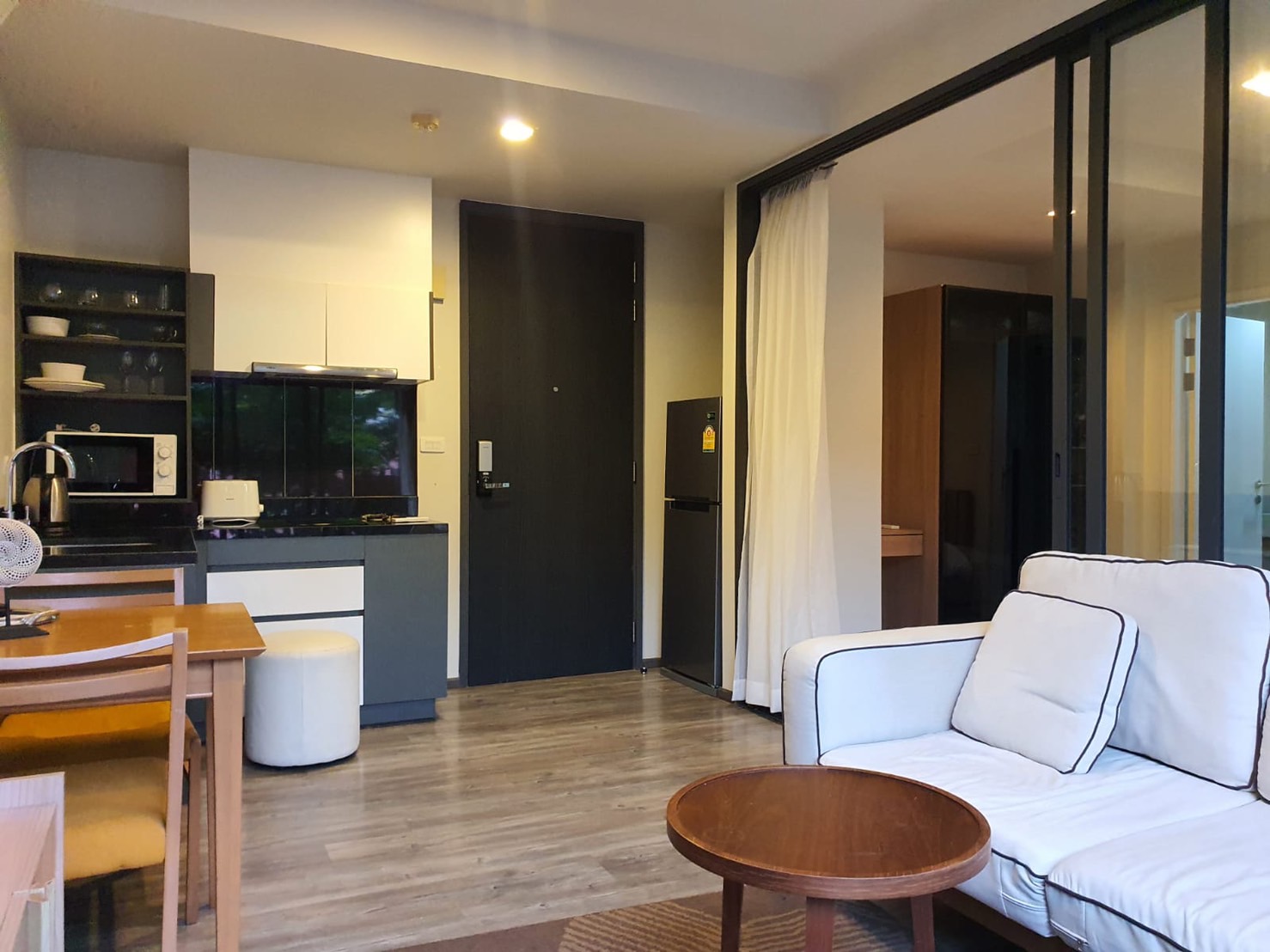 For Rent : Patong The Deck condominium 1 bed room 3rd Floor moutain View.