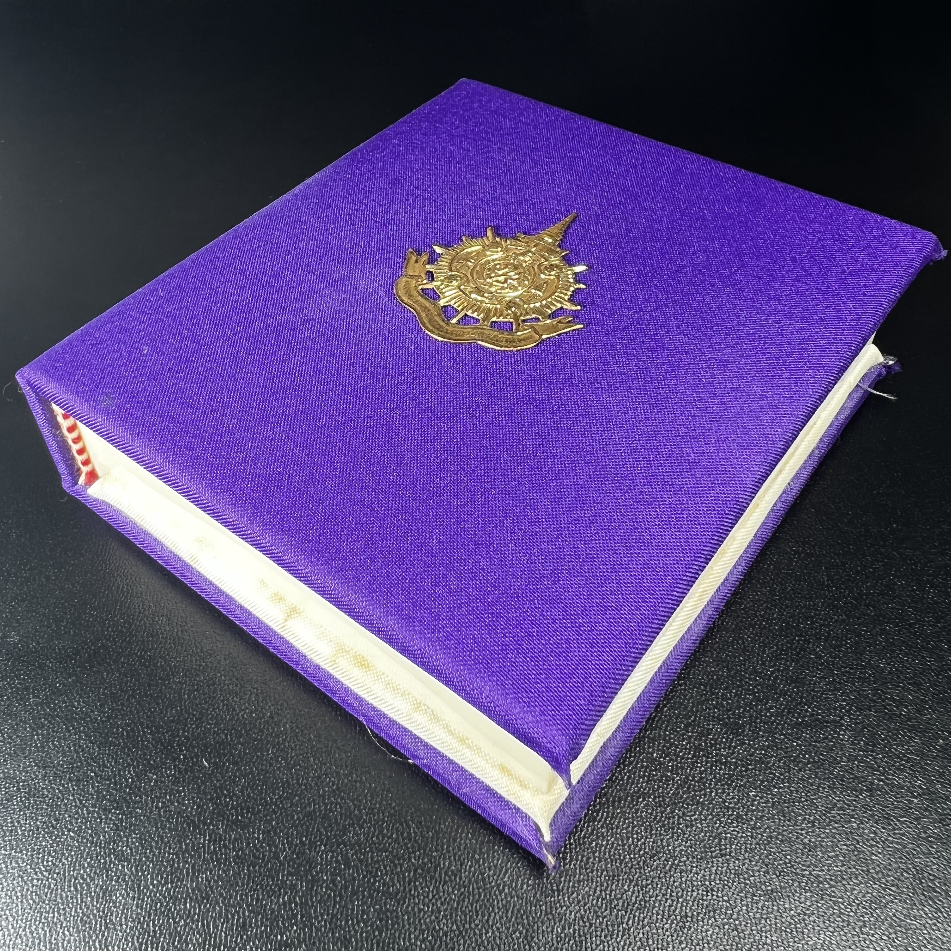 พระพุทธชินราช ภปร. ในวโรกาสพระราชพิธีมหามงคล เฉลิมพระชนมายุ6รอบ 5ธันวาคม2542 มูลนิธิพิทักษ์ดวงตาประชาชน จัดสร้าง เนื้อเงินแบบสามกษัตริย์ขัดเงาบางส่วน พิมพ์ใหญ่ ขนาดสูง 3.4 ซม. พร้อมกล่องบรรจุเดิม