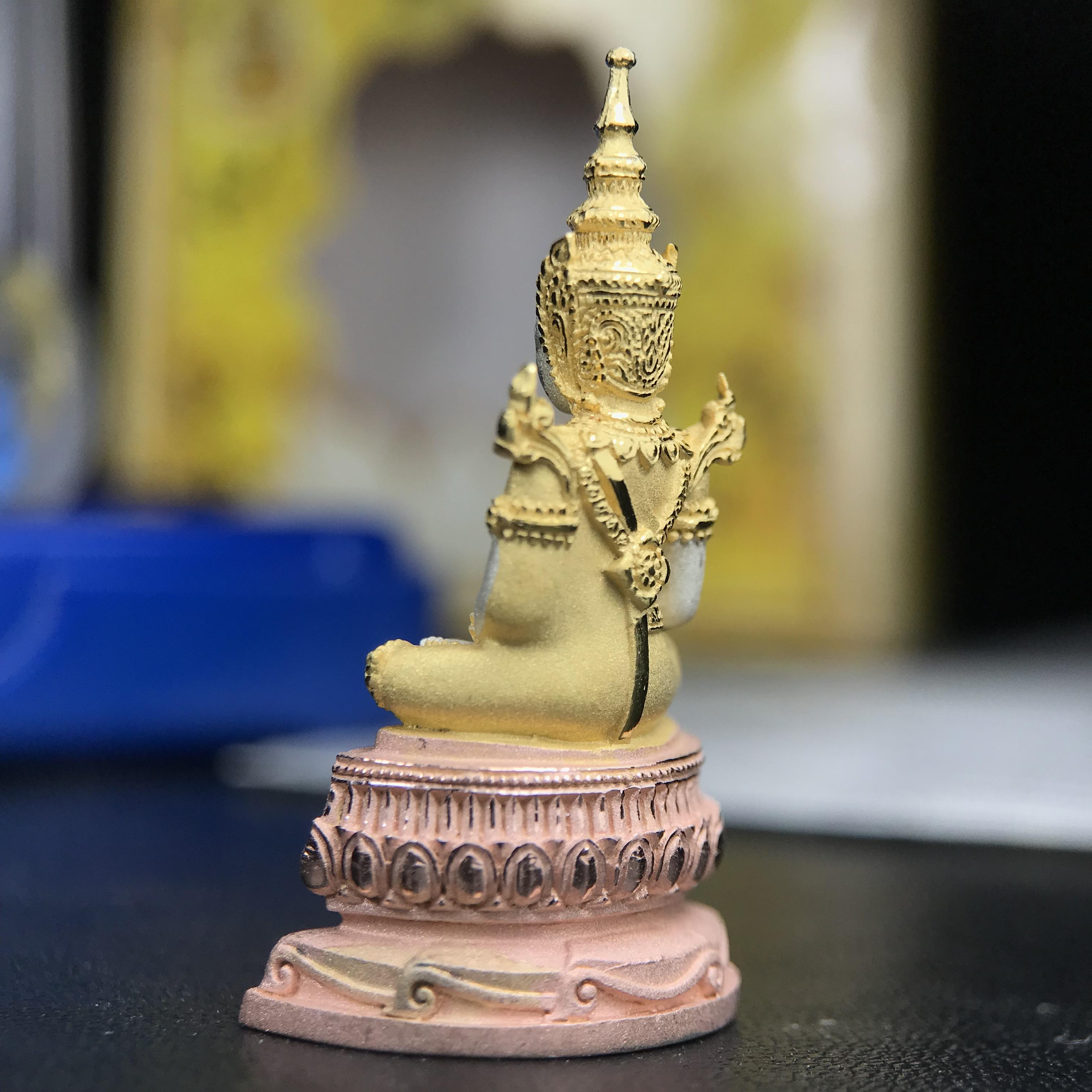 พระแก้วมรกต ทรงเครื่องฤดูร้อน พระราชทานประดิษฐานตราสัญลักษณ์ฉลองสิริราชสมบัติ ครบ 60 ปี ในหลวงรัชกาลที่ 9 พ.ศ.2549 เนื้อเงินสามกษัตริย์ลอยองค์พิมพ์ใหญ่ สูง 3.6 ซม. ขนาดหน้าตัก 1/2 นิ้ว (พิธีใหญ่มหาพุทธาภิเษก ณ พระอุโบสถวัดพระแก้ว เกจิอาจารย์ 108 รูป )