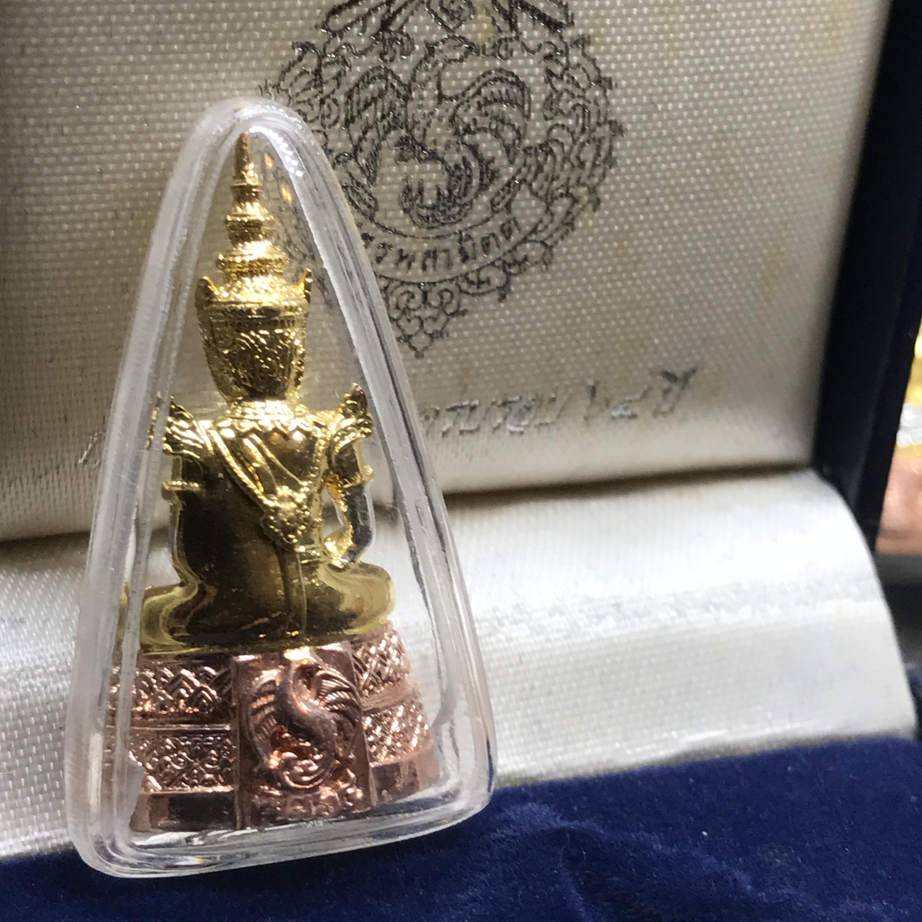 พระแก้วมรกต เนื้อเงินสามกษัตริย์ขัดเงา กรมสรรพสามิตจัดสร้างขึ้นเนื่องในโอกาสครบรอบ 64 ปีของกรมสรรพสามิต และเนื่องในวโรกาสที่พระบาทสมเด็จพระเจ้าอยู่หัวทรงครองราชย์ครบ 50 ปีในปีกาญจนาภิเษก เมื่อ พ.ศ.2539