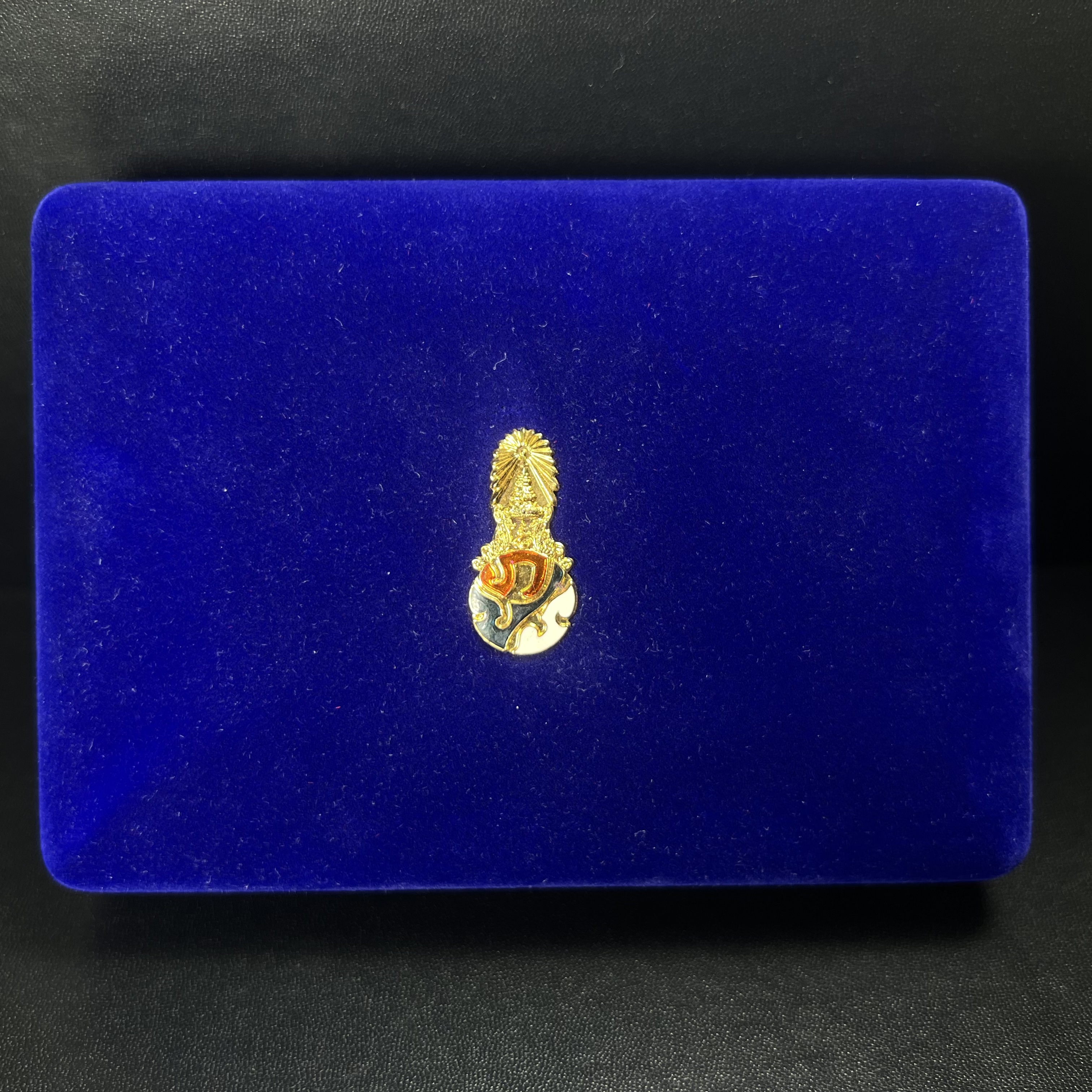 พระคู่ชุดของขวัญ พระหลวงปู่ทวด ภปร.ปี2547 ทรงกลีบบัวและกลีบขนุน(พิมพ์เตารีดและพิมพ์พระรอด)(ชนวนเก่า)เนื้อว่านด้านหลังมี ภปร. เป็นโลหะผสมสูง 3.3ซม.พิธีใหญ่ มวลสารดี ปลุกเสกวัดพระแก้ว(พร้อมกล่องบรรจุเดิม งานเลี่ยมกรอบเดิมจากผู้จัดสร้างห่อหุ้มด้วยทองนพเกล้า)