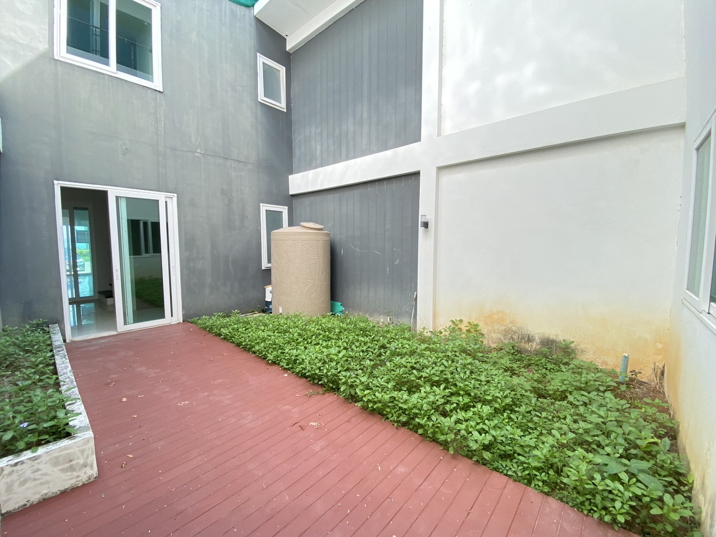 For Sales : Sea front, 2-Story commercial buildings, 3 Bedroom 6 Bathroom