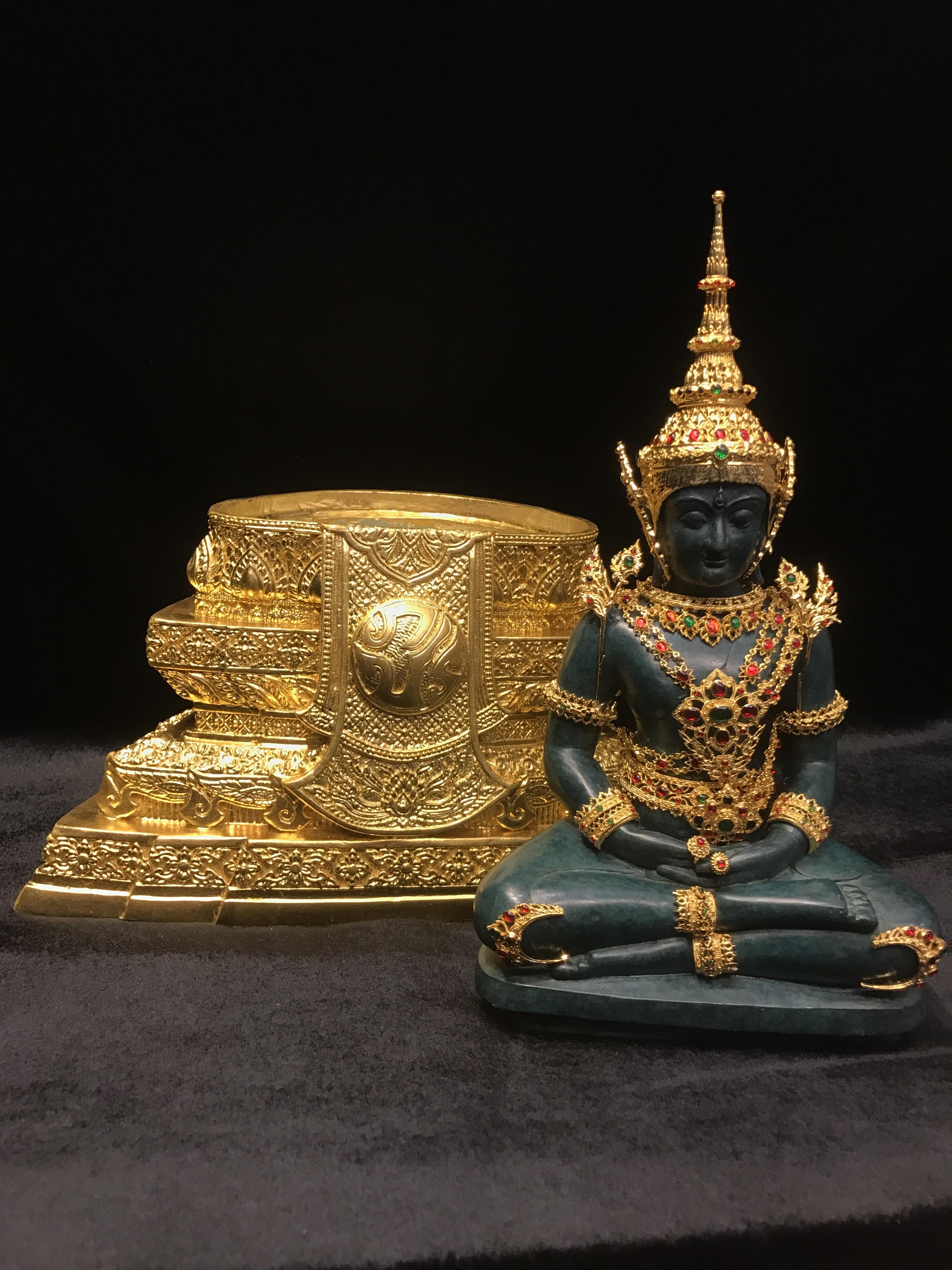 พระพุทธมหามณีรัตนปฏิมากร จำลอง (พระแก้วมรกต) ขนาดบูชาหน้าตัก 5 นิ้ว ตราสัญลักษณ์ ภ.ป.ร. รุ่นแรก ปี2547 เนื้อนวโลหะเคลือบสีเขียว(เครื่องทรงนวโลหะชุบทอง)