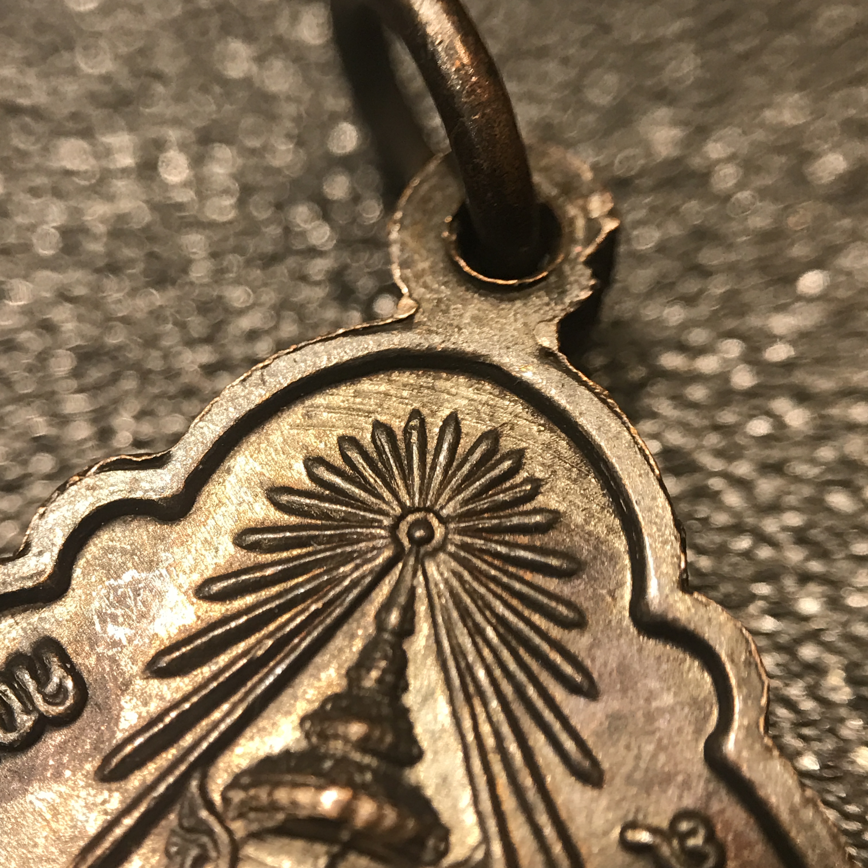 เหรียญ ร.9 ทรงเฉลิมพระชนมพรรษาครบ 4 รอบ ปี2518 (เนื้อทองแดงบล็อคนิยมวงเดือนบน)