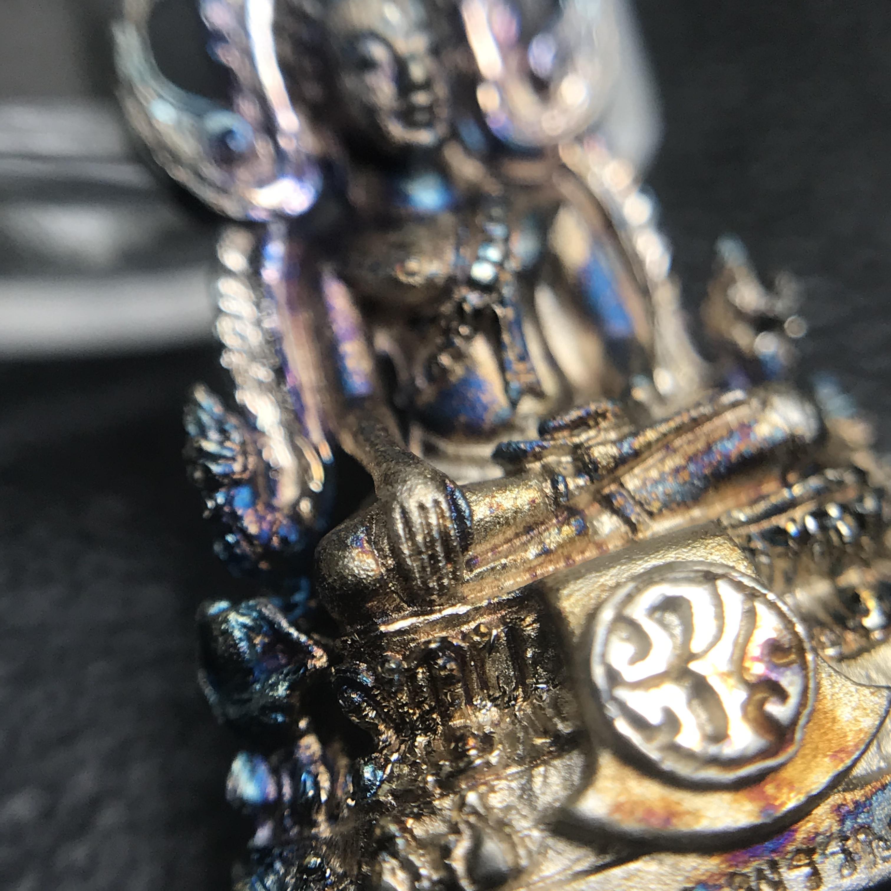 พระพุทธชินราช(จำลอง) ภปร. 84 พรรษา เนื้อเงินชุบทองคำขาว พิมพ์เล็กขนาดหน้าตัก 1/4 นิ้ว (สภาพผิวเดิมสวย ขึ้นสีรุ้งธรรมชาติ แบบนิยม)(พระราชทานมวลสาร จิตรลดาและเส้นพระเจ้า(เส้นผม))