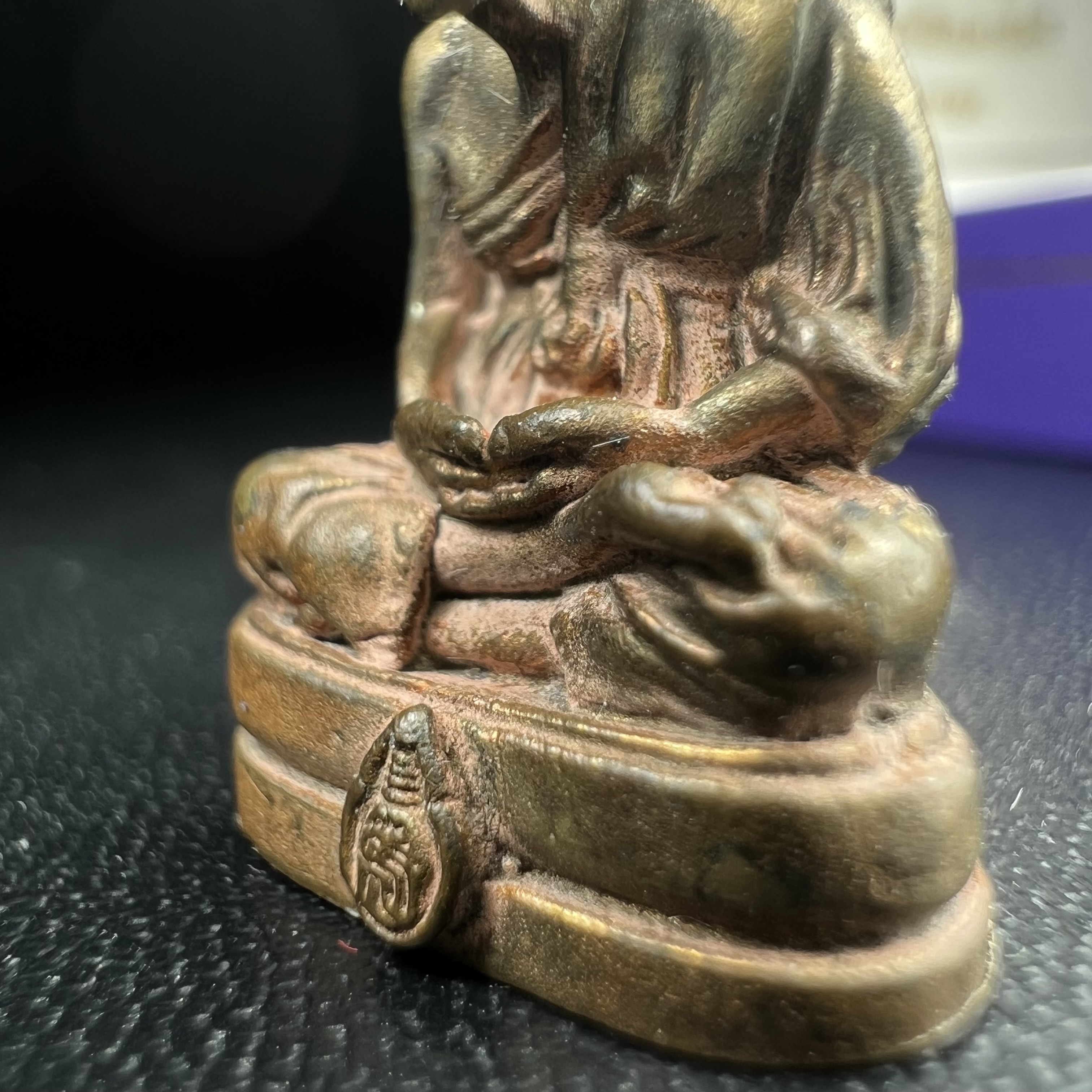 หลวงพ่อทวด สธ. รุ่นสมเด็จเจ้าฟ้ามหาจักรี 48พรรษา จัดสร้างโดยสภากาชาดไทย ปี2546 (รูปหล่อขนาดห้อยคอ) ) เนื้อนวโลหะ(ขนาดกลาง 1.5*2.2 ซม.)พุทธาภิเษก ณ วัดช้างให้ จังหวัดปัตตานี พร้อมกล่องบรรจุเดิมสวยงาม