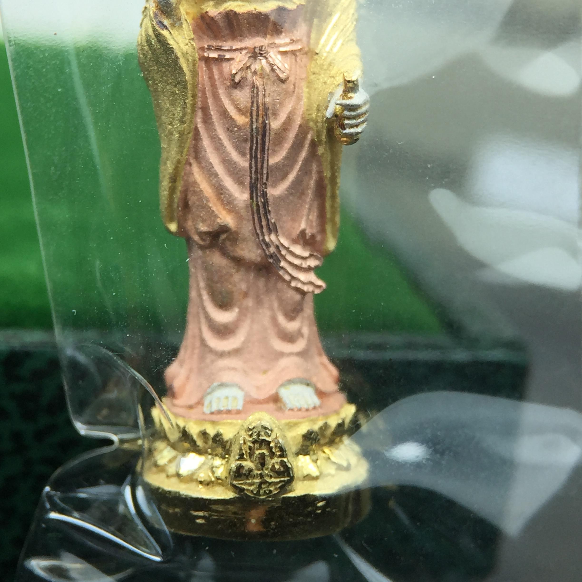 พระโพธิสัตว์อวโลกิเตศวร(เจ้าแม่กวนอิม)รุ่นฉลองปีกาญจนาภิเษก ปี2540 เนื้อเงินบริสุทธิ์ 99.9%(ชุบ3กษัตริย์) เทศบาลนครหาดใหญ่จัดสร้างถวายเฉลิมพระเกียรติพระบาทสมเด็จพระเจ้าอยู่หัวทรงครองสิริราชสมบัติครบ 50 ปี(สภาพซีนซองเดิมกล่องบรรจุการ์ดใบรับรองเดิมครบ)หายาก