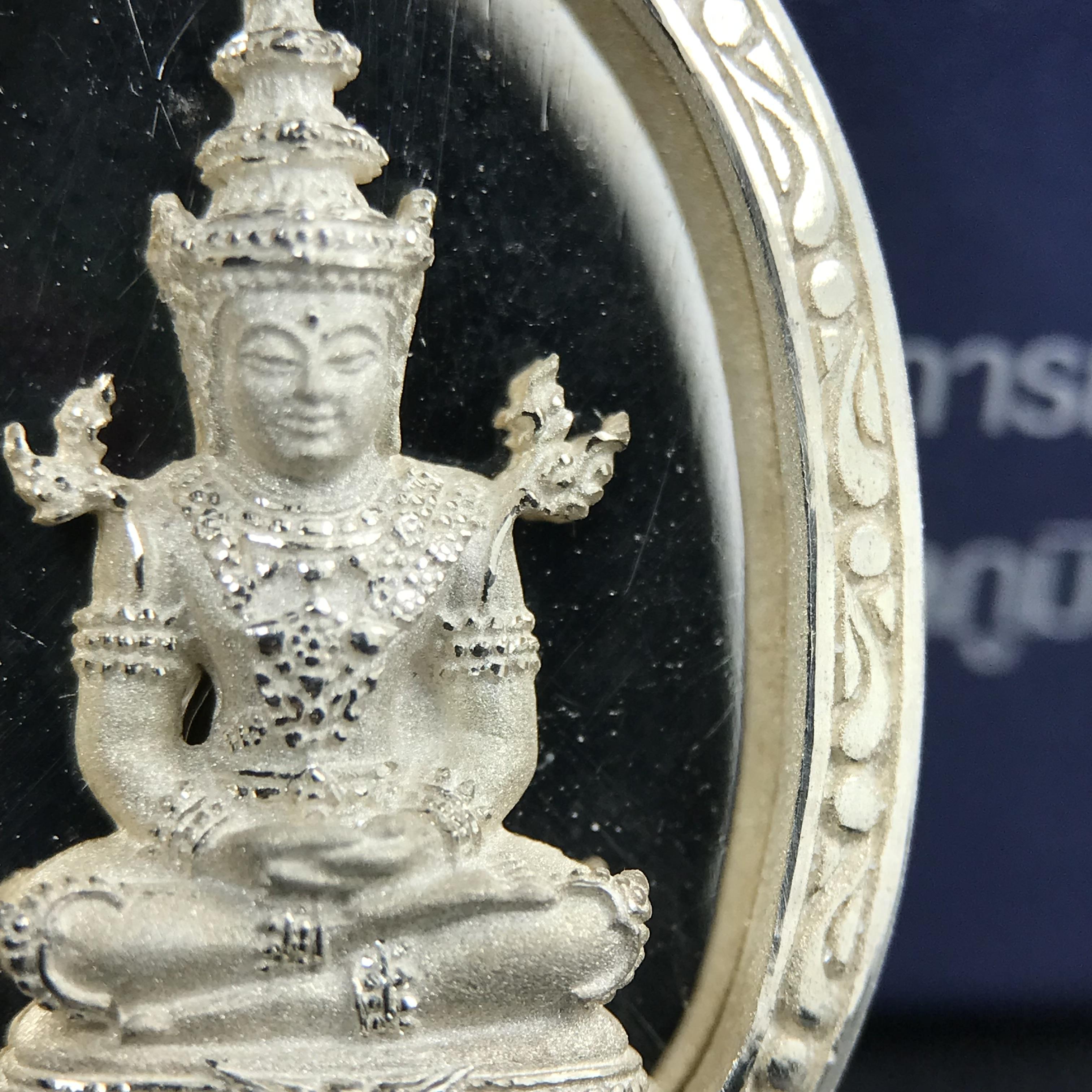 พระแก้วมรกต ภปร. ปี 2547 จัดสร้างโดยโรงพยาบาลภูมิพลอดุลยเดช เนื้อเงิน (3 กษัตริย์) เหรียญทรงกลมรี ขนาด 20*28 มม.พิธีมหามังคาภิเษก ณ พระอุโบสถวัดพระศรีรัตนศาสดาราม(วัดพระแก้ว) งดงามทรงคุณค่าอีกหนึ่งรุ่นยอดนิยม หายาก(องค์หมายเลข ๑๐๔๖)