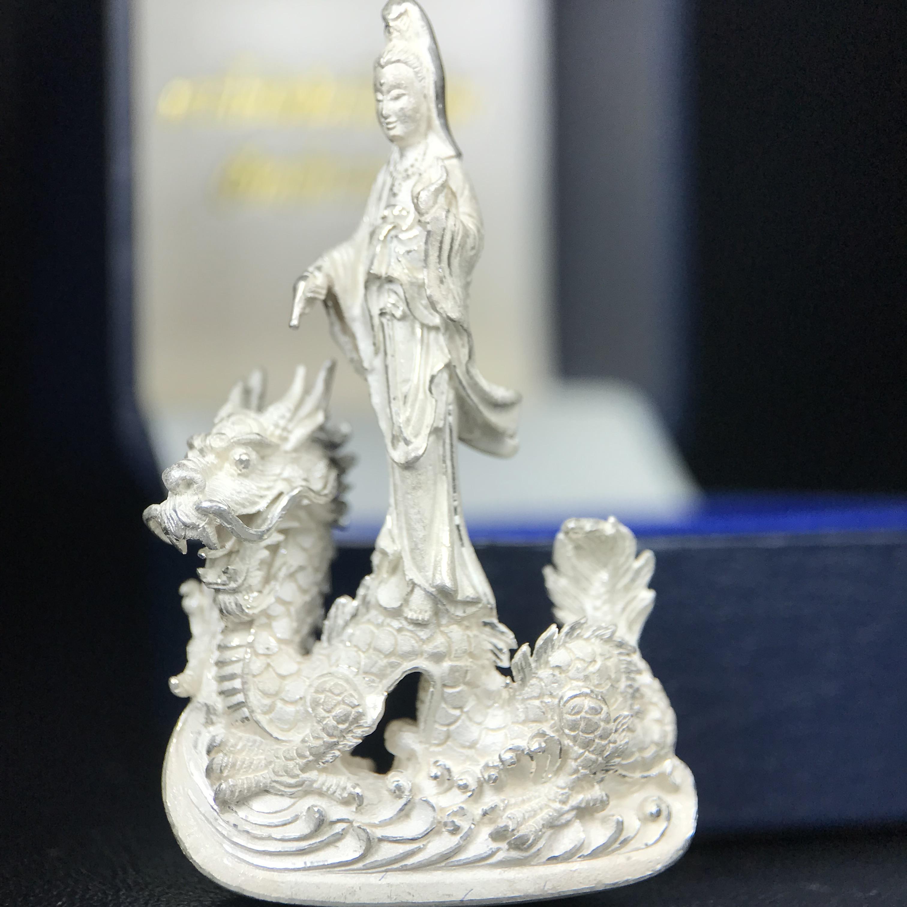 รูปหล่อลอยองค์พระโพธิสัตว์กวนอิม ทรงประทับมังกร จ.ระนอง เนื้อเงินพ่นทรายขัดเงาบางส่วน พิมพ์ใหญ่(สภาพผิว สวยงดงาม ทรงคุณค่า) เฉลิมฉลองในวโรกาสที่พระบาทสมเด็จพระเจ้าอยู่หัวทรงครองสิริราชสมบัติครบ 50 ปี จ.ระนอง พ.ศ.2539