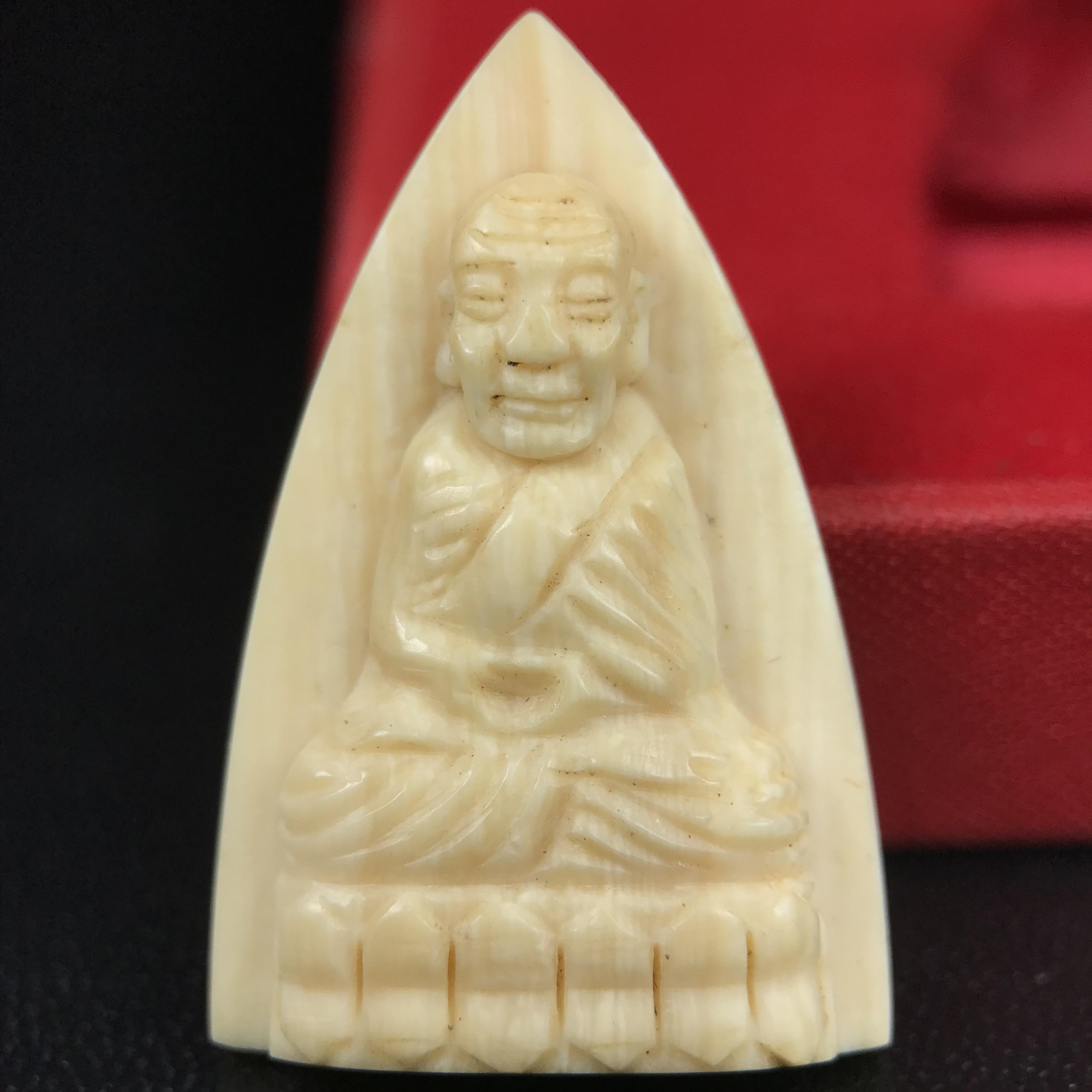 สมเด็จหลวงพ่อทวด รุ่นคชสารหมื่นปี (ศิลปาชีพ) วัดช้างให้ ปี 2541โดยมีท่าน อ.นอง วัดทรายขาว เป็นเจ้าพิธี และมีเกจิร่วมปลุกเสก 108 รูป บรรจุผงว่านเก่าและดินกากยายักษ์(พิมพ์ใหญ่เตารีด)พร้อมกล่องบรรจุครบ นิยมหายาก***องค์นี้ผิวสวยงานแกะพุทธศิลป์สวยงดงาม***