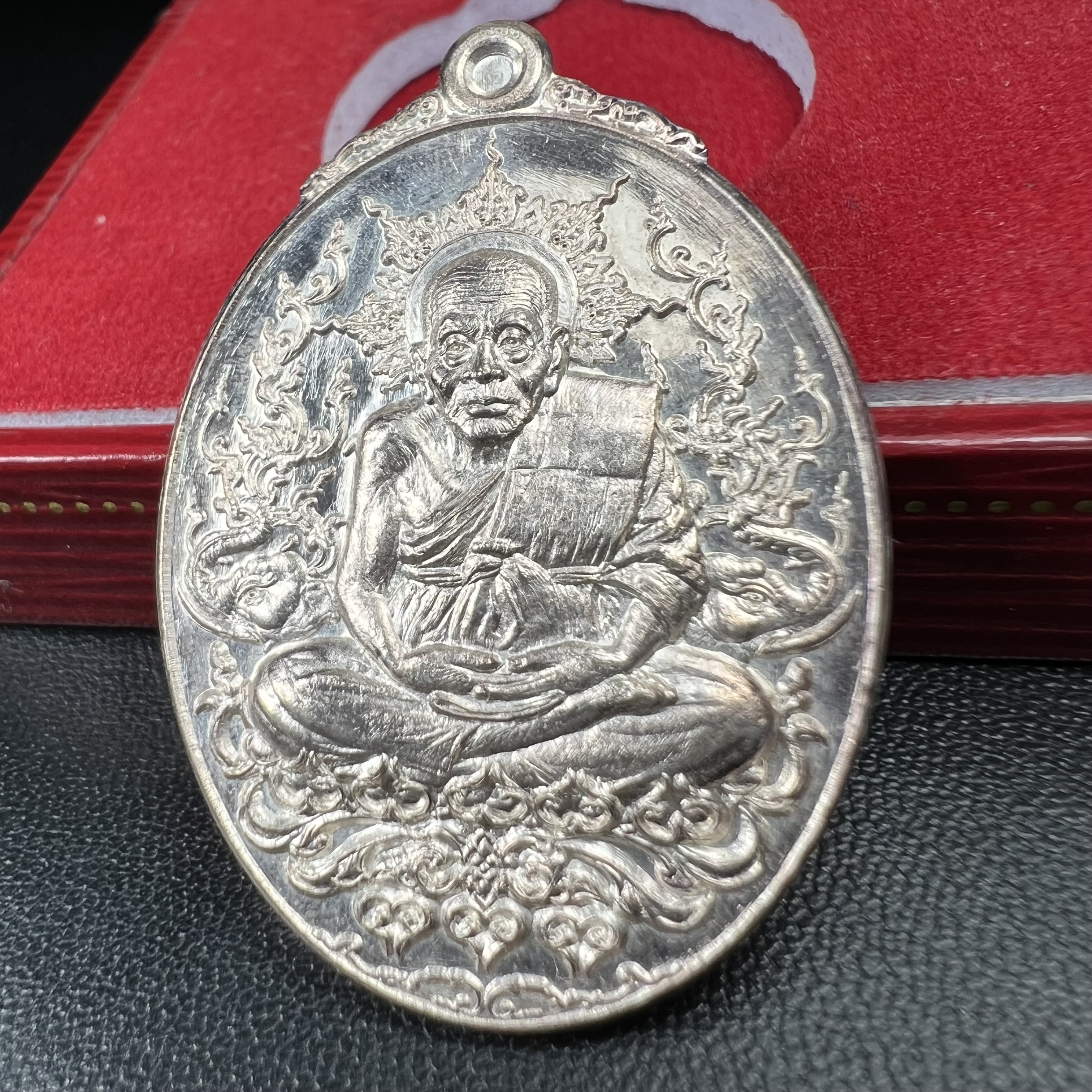 เหรียญหลวงพ่อทวด ญสส. ทรงเจริญพระชันษาครบ 100 ปี สมเด็จพระญาณสังวร สมเด็จพระสังฆราชฯ ปี2556 เนื้อเงินตอกโค๊ตหมายเลข ๙๑(เลขสวยผลรวมได้หนึ่ง(เลขแห่งยศตำแหน่งเป็นผูนำในทุกด้าน)) พร้อมกล่องบรรจุเดิมครบ(หายากสร้างน้อย)1 ใน 199 เหรียญ(สุดหายาก)