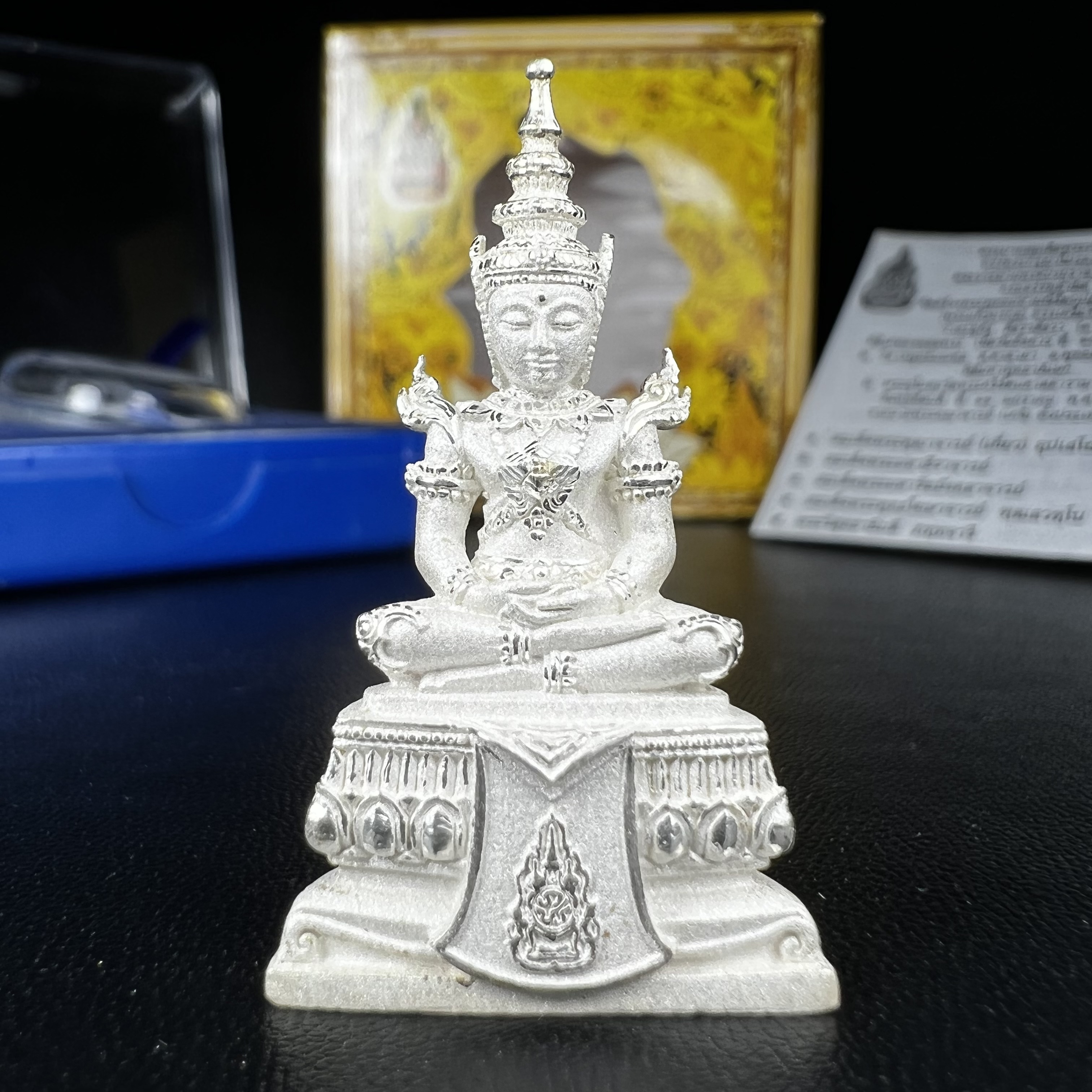 พระแก้วมรกต(จำลอง)ลอยองค์ ขนาดหน้าตัก 1/2 นิ้ว ทรงเครื่องฤดูร้อน เนื้อเงิน ตราสัญลักษณ์ฉลองสิริราชสมบัติ ครบ 60 ปี พ.ศ.2549(สภาพสวย ครบ สมบูรณ์))