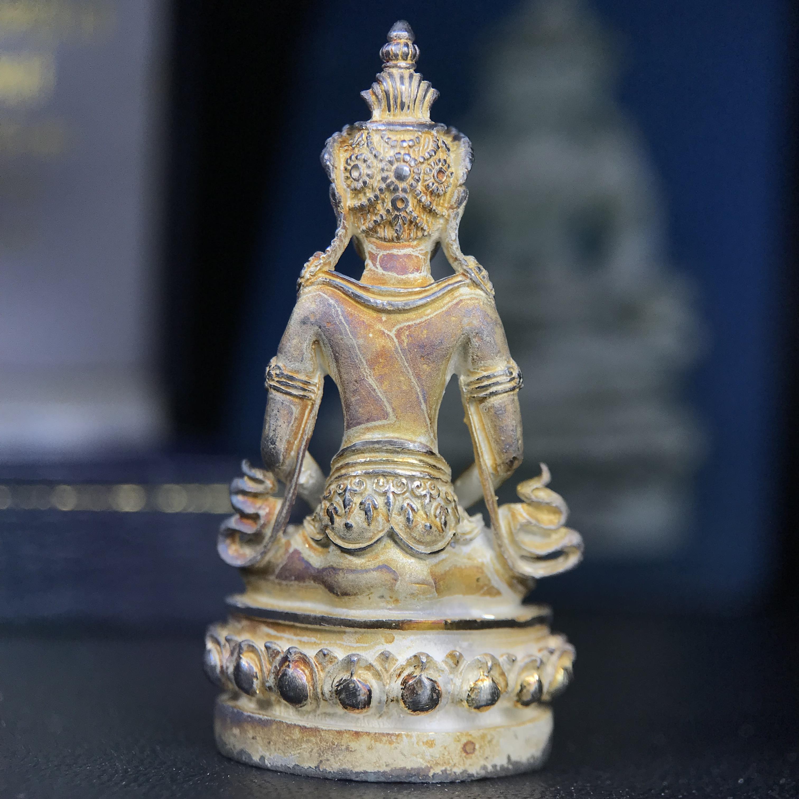 พระกริ่งอวโลกิเตศวร ( เจ้าแม่กวนอิม ) วัดโพธิ์แมนคุณาราม รุ่นอุดมโภคทรัพย์ พ.ศ.2539 เนื้อเงินพ่นทราย(ผิวเดิม ขึ้นสีรุ้งธรรมชาติ แบบนิยม เสน่ห์ของพระเนื้อเงิน) (พร้อมกล่องบรรจุการ์ดใบรับรองเดิมครบ)(อีกหนึ่งรุ่นยอดนิยม พุทธศิลป์สวยงดงาม)หายาก 1 ใน 5000 องค์