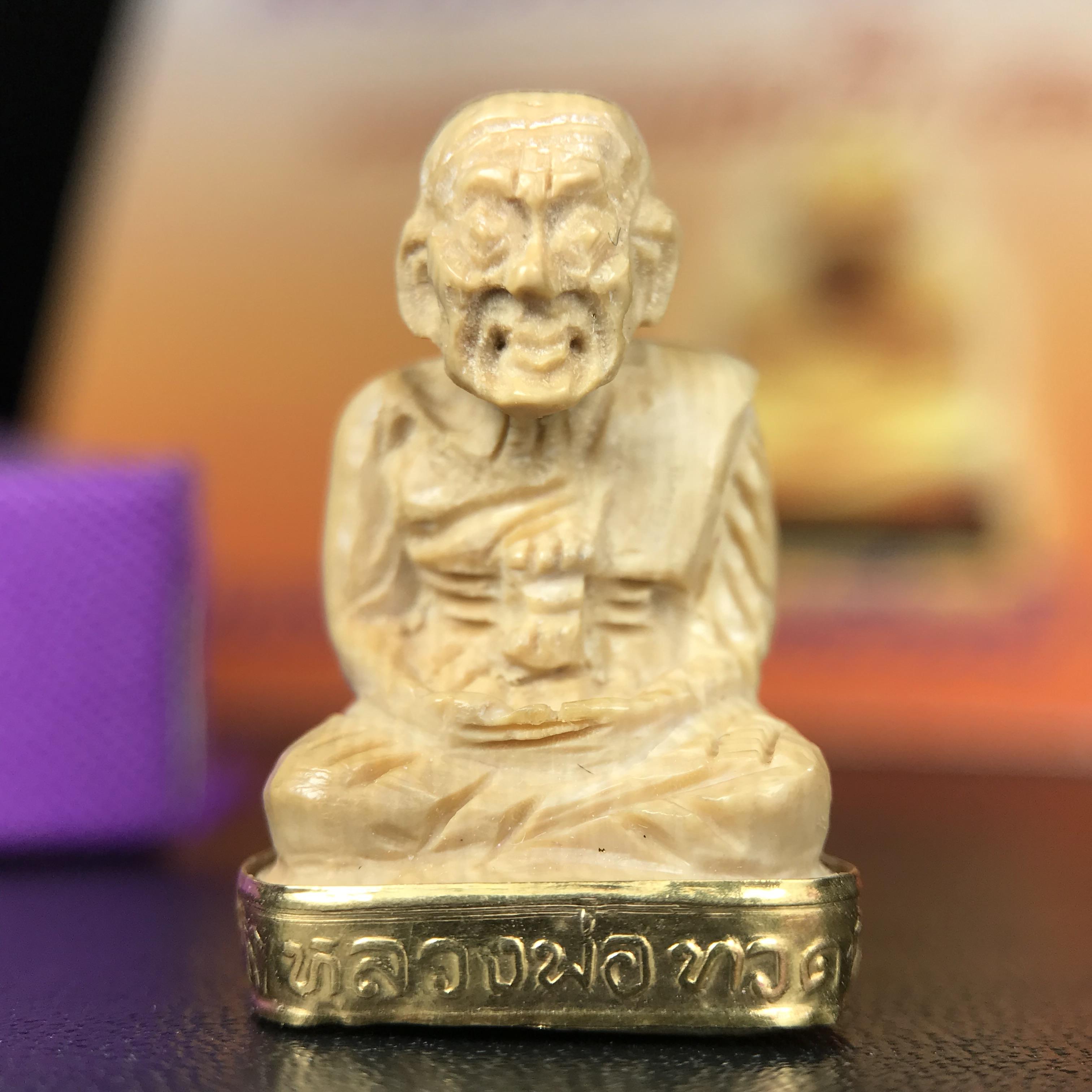 สมเด็จหลวงพ่อทวด รุ่นคชสารหมื่นปี (ศิลปาชีพ) วัดช้างให้ ปี 2541โดยมีท่าน อ.นอง วัดทรายขาว เป็นเจ้าพิธี และมีเกจิร่วมปลุกเสก 108 รูป บรรจุผงว่านเก่าและดินกากยายักษ์(พิมพ์ลอยองค์ฐานทองคำโค๊ตทองคำ)พร้อมกล่องบรรจุและใบรับรองเดิมครบ นิยมหายาก