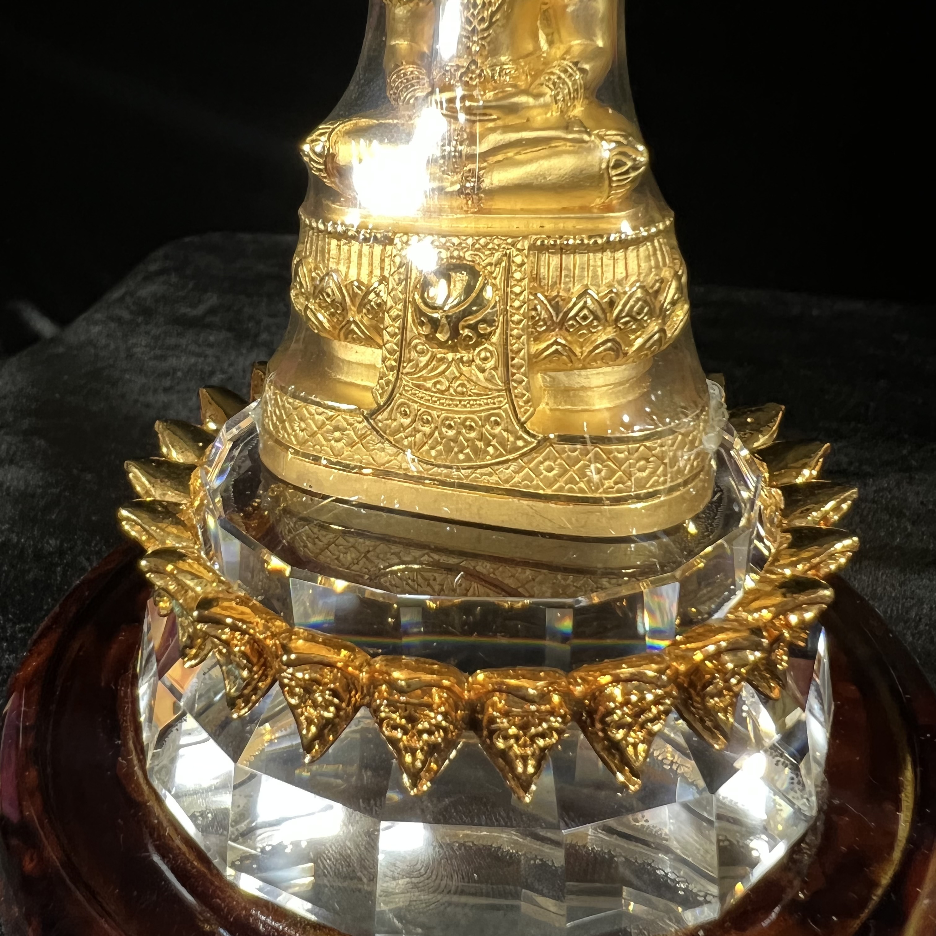 พระแก้วมรกต ภปร.(รุ่นแรก) ปี2545 รุ่นฉลองกรุงรัตนโกสินทร์ครบ 220 ปี หล่อลอยองค์ เนื้อทองคำบริสุทธิ์99.99% ขนาดบูชา 50*90 มม. พร้อมฐานวางครอบแก้วเดิมกล่องบรรจุเดิมครบสมบูรณ์(สวยงามและหายากมาก)(1ใน1000องค์)