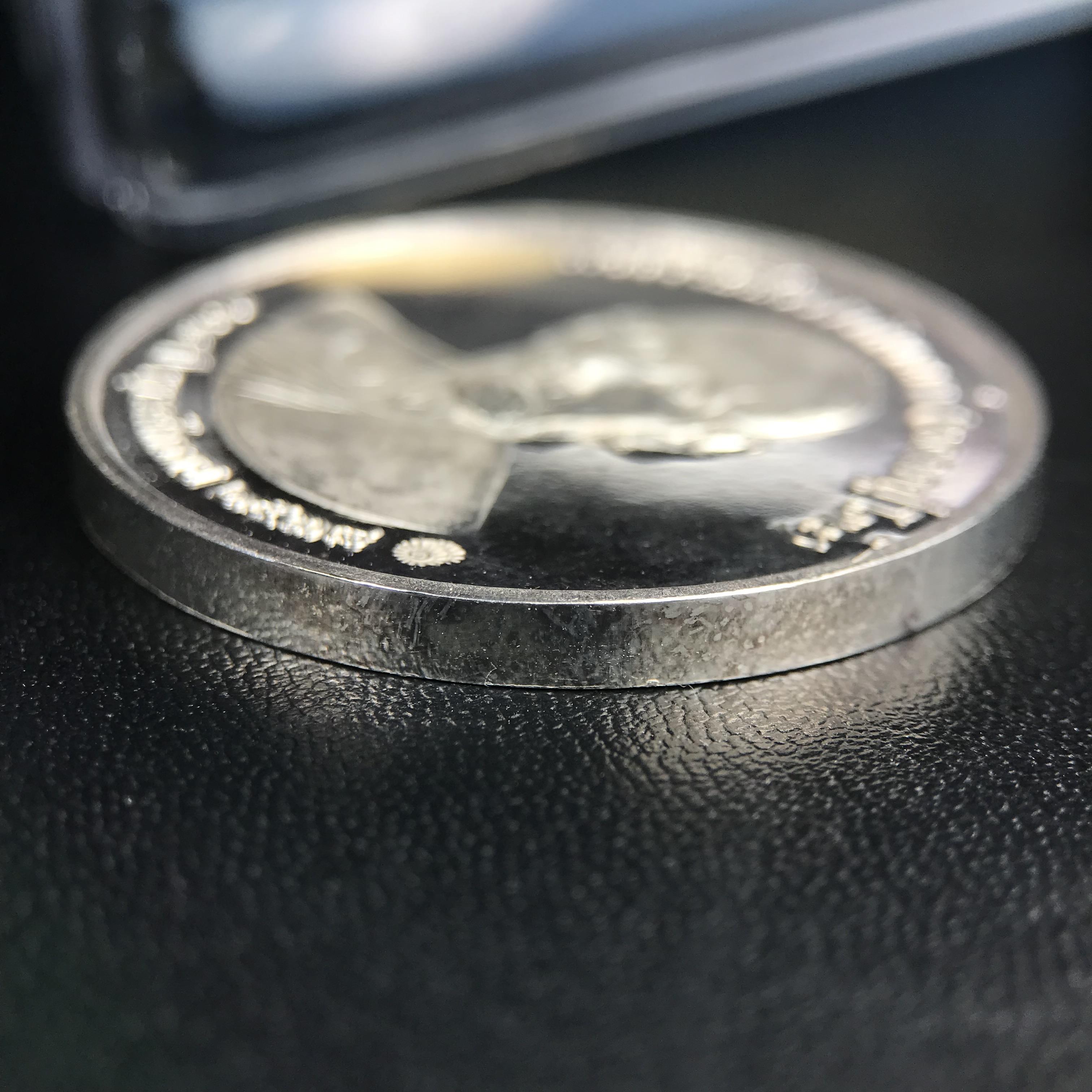 เหรียญรูปเหมือนพระราชสังวราภิมณฑ์(หลวงปู่โต๊ะ)ที่ระลึก ครบ 108 ปี วัดประดู่ฉิมพลี ปี 2538 ด้านหลังพระราชทานพระนามาภิไธยย่อ ภปร. และ สก. เนื้อเงินขัดเงา เหรียญกลมใหญ่ขนาด 3.5 ซม.สภาพสวยเดิมกล่องบรรจุเดิมครบสมบูรณ์และหายาก