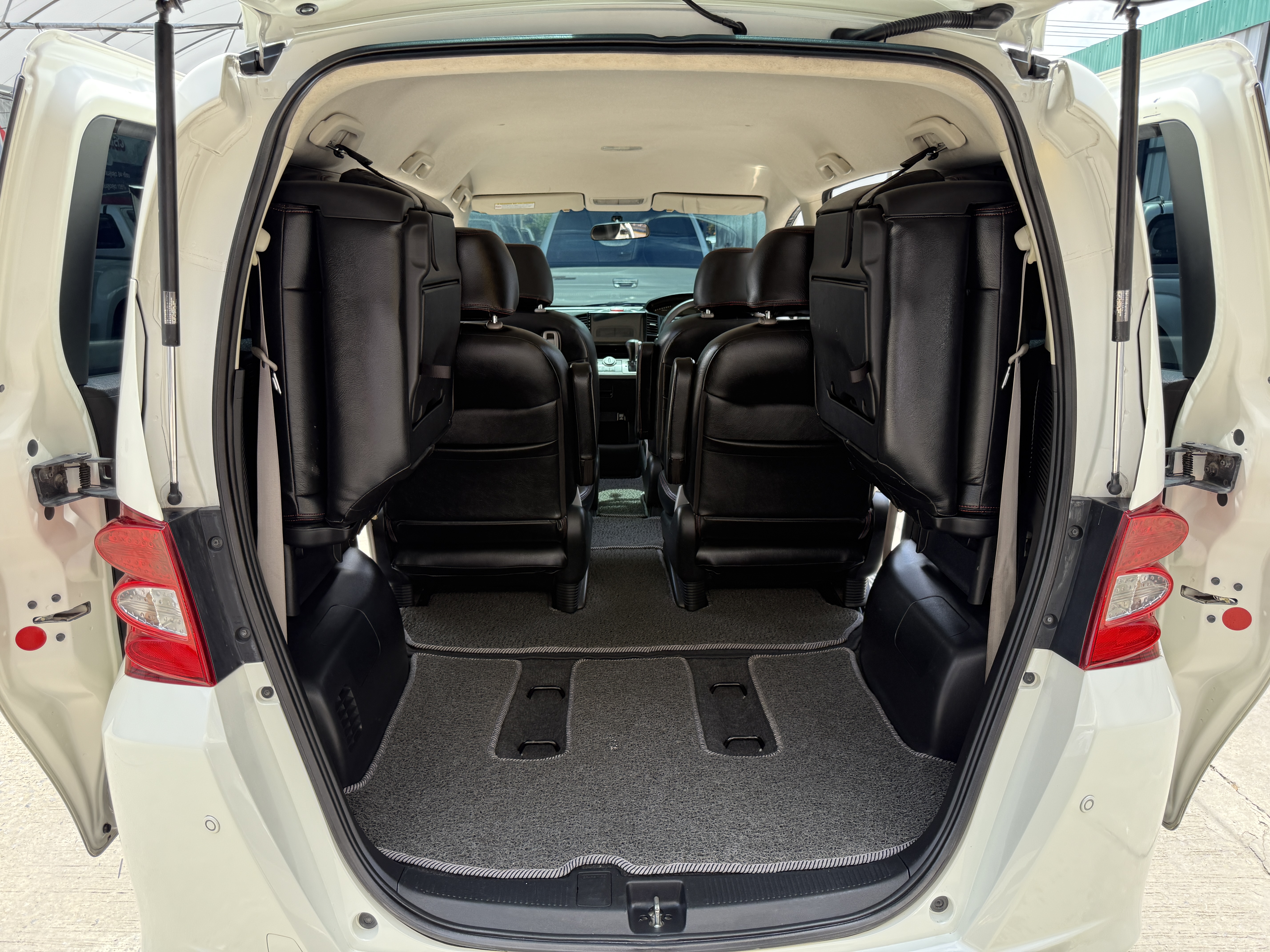 Honda Freed 1.5 E At 2012 ขาวมุก