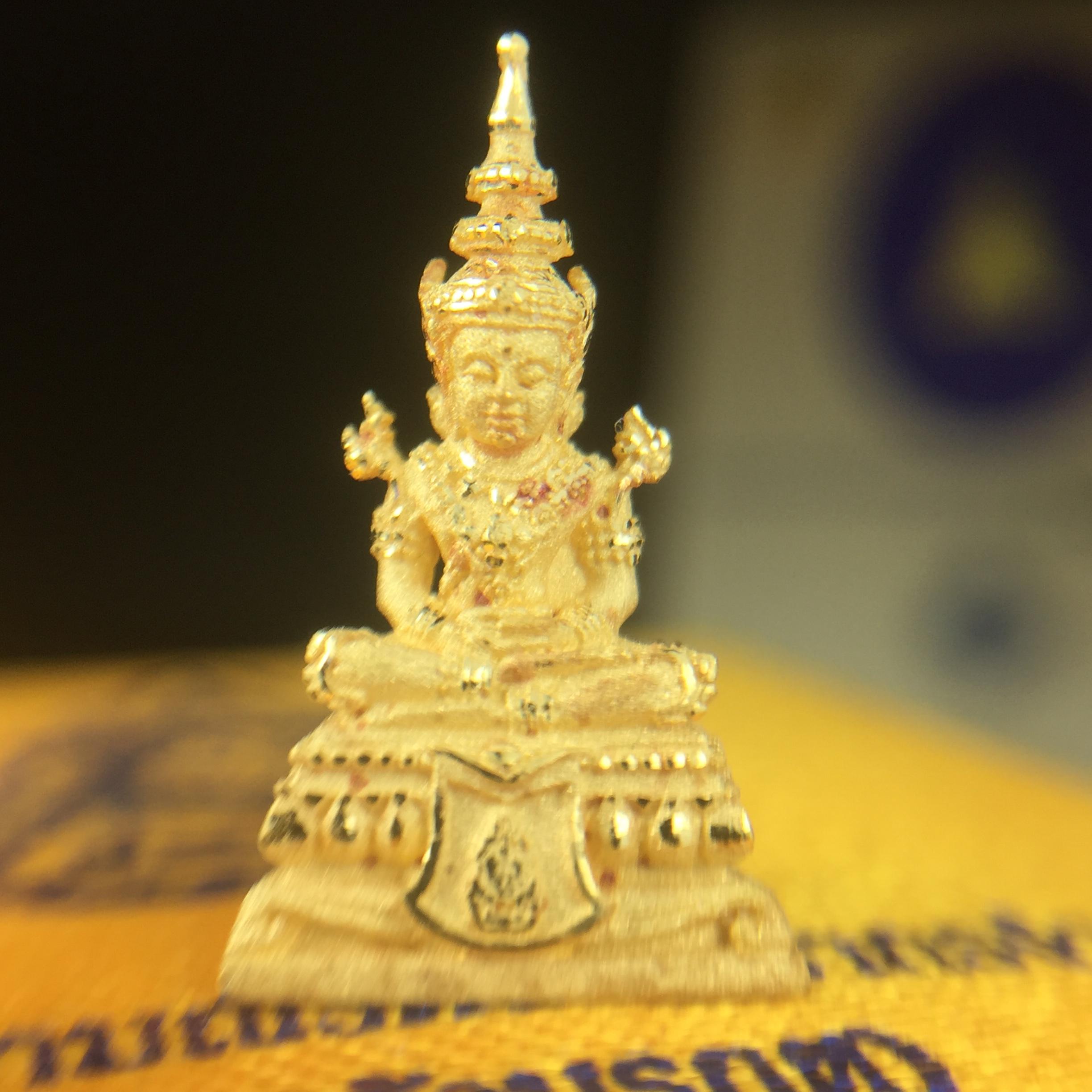 พระแก้วมรกต(จำลอง)ลอยองค์ ขนาดหน้าตัก 1/4 นิ้ว(พิมพ์เล็ก) ทรงเครื่องฤดูร้อน เนื้อทองคำ ตราสัญลักษณ์ฉลองสิริราชสมบัติครบ 60 ปี พ.ศ.2549 (สวย กล่องการ์ดใบรับรอง ครบสมบูรณ์)