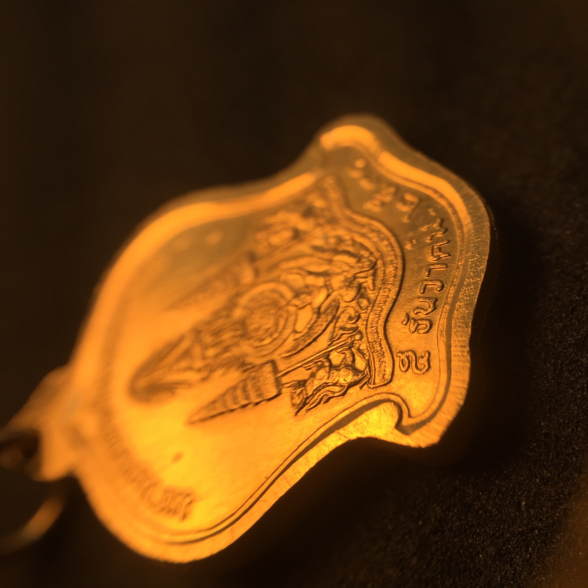 เหรียญที่ระลึกมหามงคลพระชนพรรษา 60 ปี 5 รอบ ปี2530 เนื้อทองคำ พิมพ์เล็ก ทรงเสมา(ระฆังคว่ำ)หายากสร้างน้อย