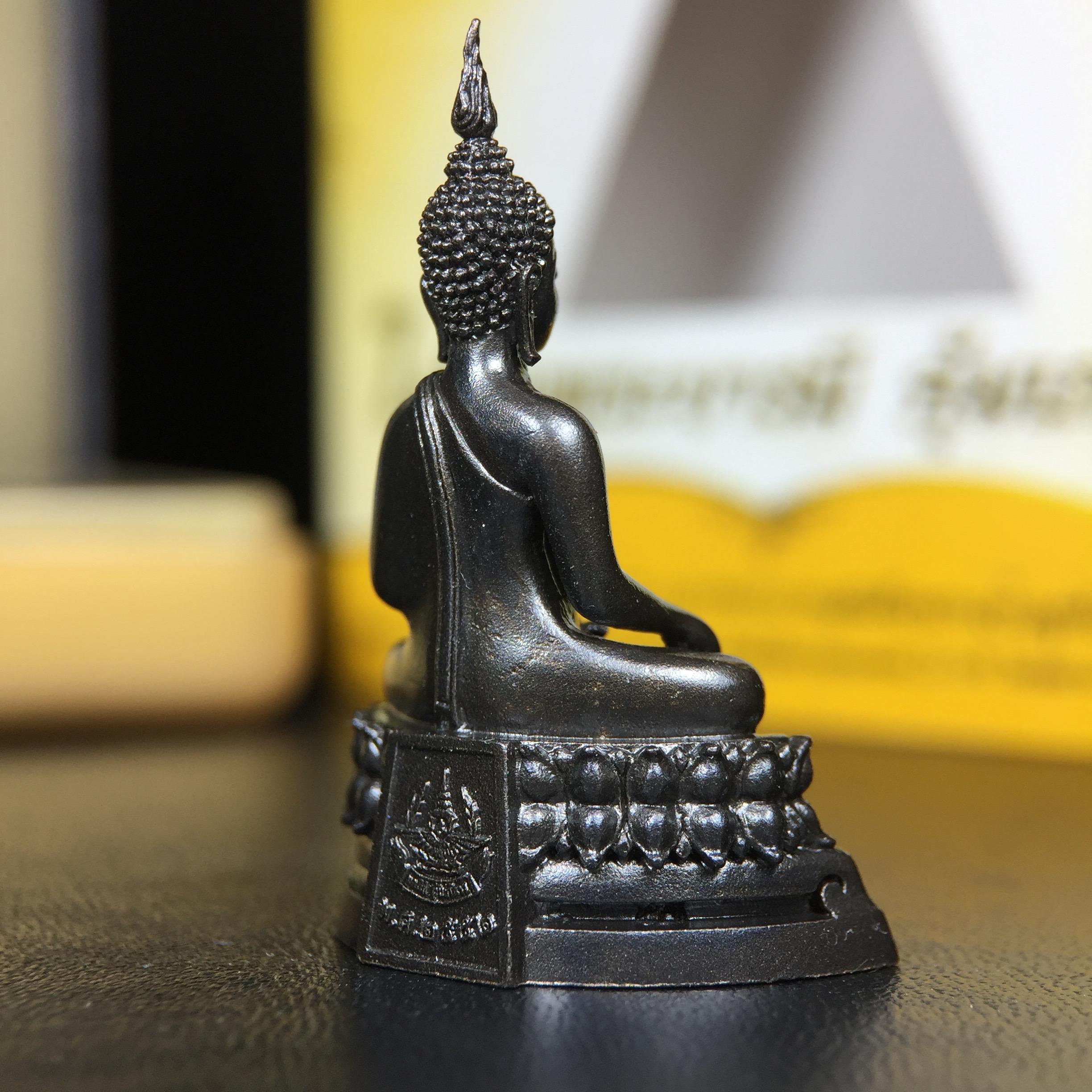 พระพุทธรูปคุ้มเกล้าฯ ภปร.(ใต้ร่มพระบารมี คุ้มเกล้า) 60ปี โรงพยาบาลภูมิพลฯ พ.ศ.2552 เนื้อนวโลหะ รมดำ(พิมพ์ใหญ่ขนาด 35.5*24 มม.)สภาพสวยเดิมพร้อมกล่องบรรจุเดิม ตอกโค๊ดหมายเลขกำกับ