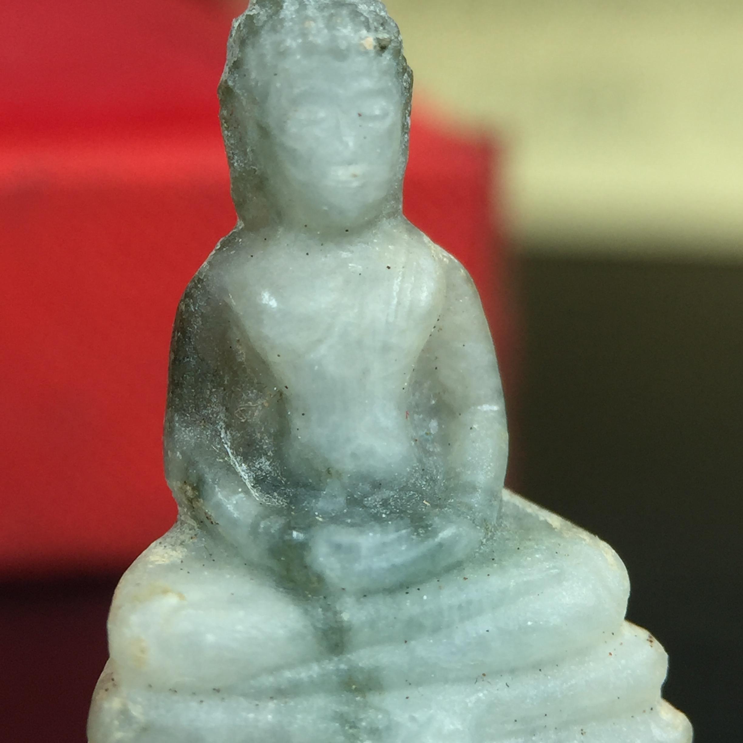 พระพุทธโสธร เนื้อหยก(รุ่นแรก) รุ่นประวัติศาสตร์ พุทธาภิเษก วันที่ 3 กันยายน พ.ศ.2543 ณ พระอุโบสถวัดโสธรวรารามวรวิหาร อ.เมือง จ.ฉะเชิงเทรา พิมพ์ลอยองค์ใต้ฐานมีโค๊ตแผ่นทองคำแท้กำกับทุกองค์พร้อมกล่องบรรจุและบัตรรับรองเดิมครบชุด (1 ใน 3999 องค์)นิยมหายาก