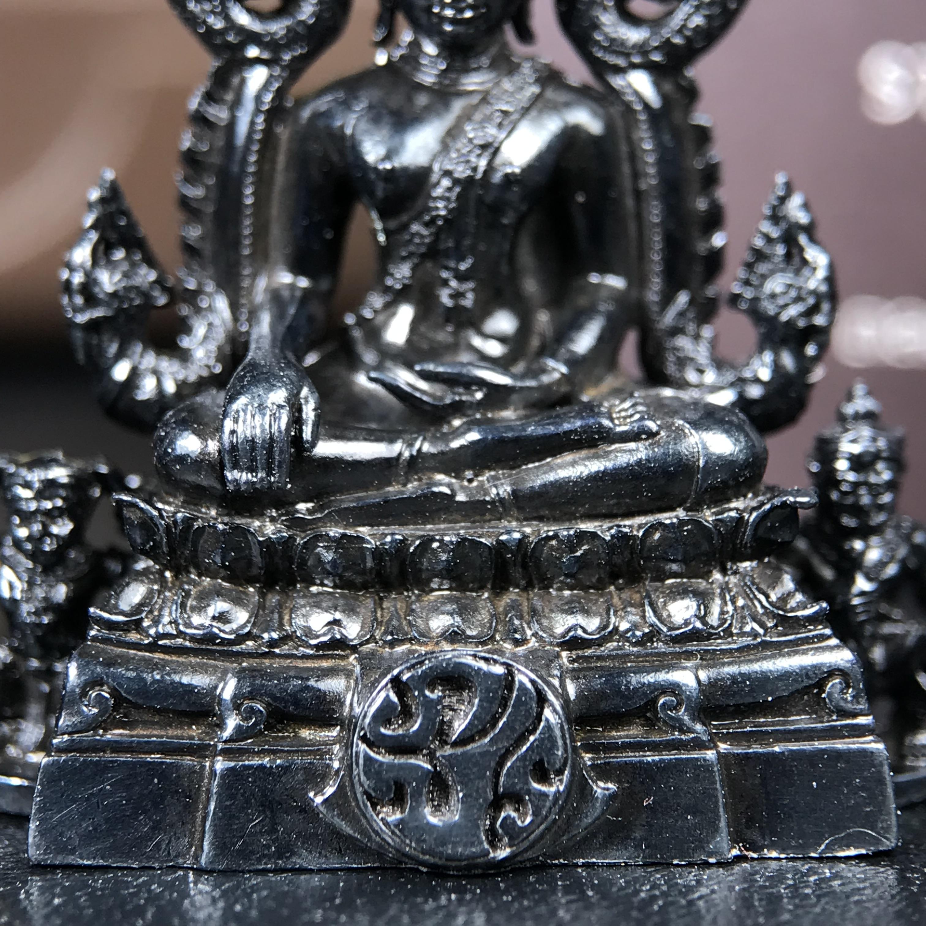 พระพุทธชินราช ภปร. โครงการ "เพราะแผ่นดินนี้ คือ แผ่นดินเกิด" ปี2548(รุ่นแรก) ลอยองค์ หน้าตัก 1/2 นิ้ว(ขนาด 3.5 x 2.5 ซม.) เนื้อเงินรมดำ(พุทธศิลป์จำลองเมื่อครั้งลอกทอง ครั้งที่3 เมื่อปี2547 ร้อยปีจะมีสักครั้ง "พระพุทธชินราชองค์ดำ")