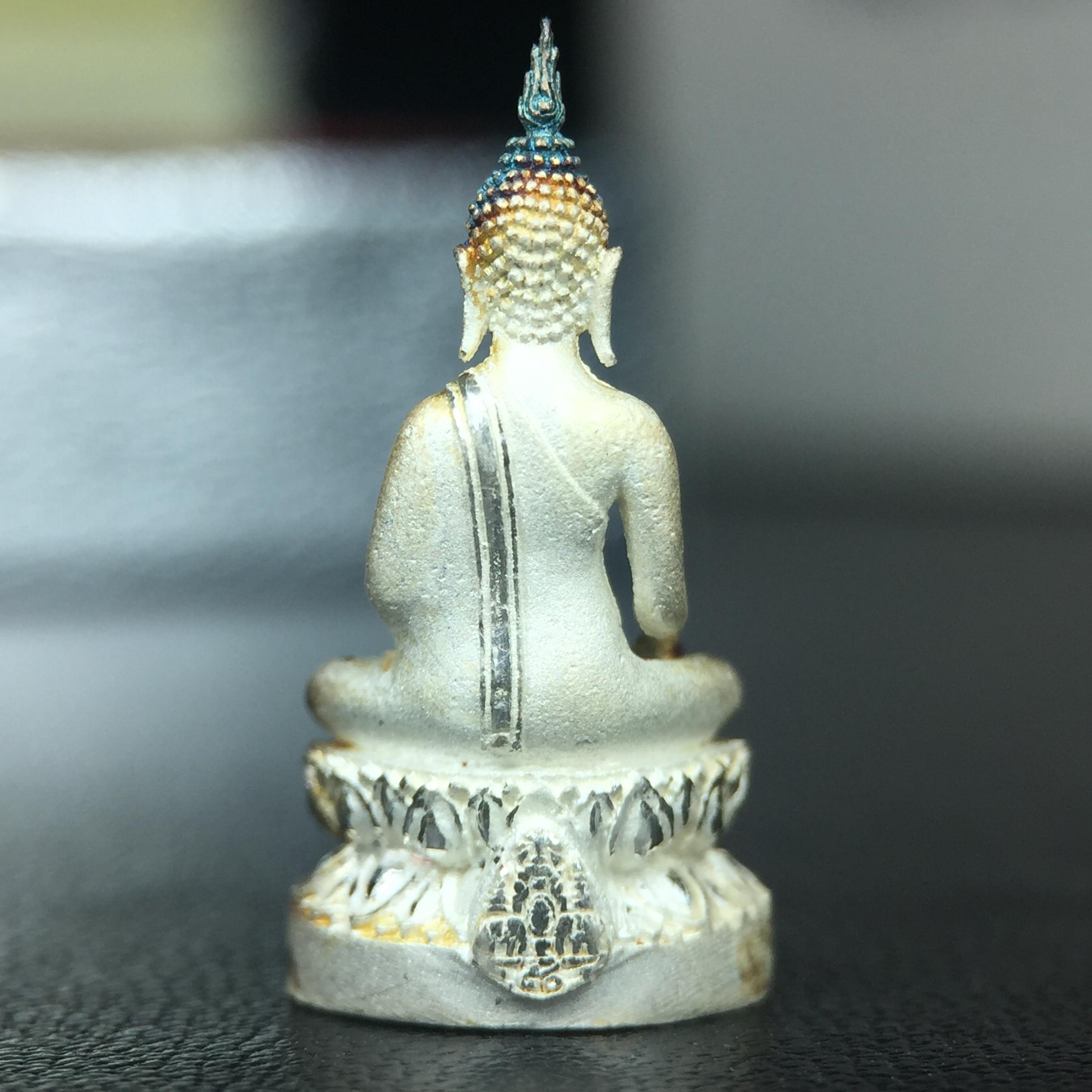 พระชัยวัฒน์พระพุทธนวราชบพิตร ครองสิริราชสมบัติครบ 50 ปี พ.ศ.2540 ขนาดสูง 1.9 ซม. เนื้อเงิน(ผิวเดิมๆขึ้นสีรุ้งธรรมชาติแบบนิยม(หายาก)สวย) พร้อมกล่องบรรจุเดิมครบสมบูรณ์ 1ใน 9500 องค์(พุทธนวราชบพิตร นิมิตรหมายแห่งความสามัคคี ด้วยไมตรีแห่งองค์พระภูมิพล)