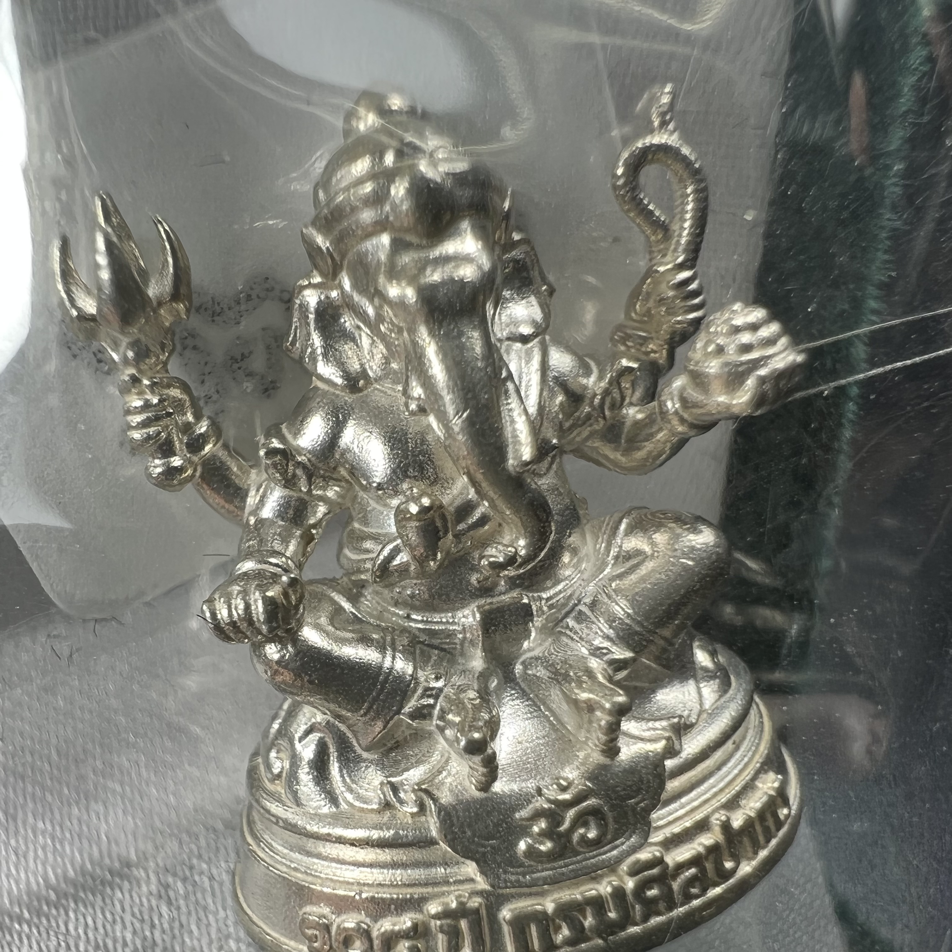 พระพิฆเนศวร รุ่น 108 ปี แห่งการสถาปนากรมศิลปากร ปี 2562 เนื้อเงิน ขนาดลอยองค์ หน้าตัก 1/2 นิ้ว(ขนาดประมาณ 1.8 x 2.1 ซม.)(พิธีใหญ่ มวลสารดี)(มีโค๊ดและหมายเลขกำกับเลข)1 ใน 1999 องค์