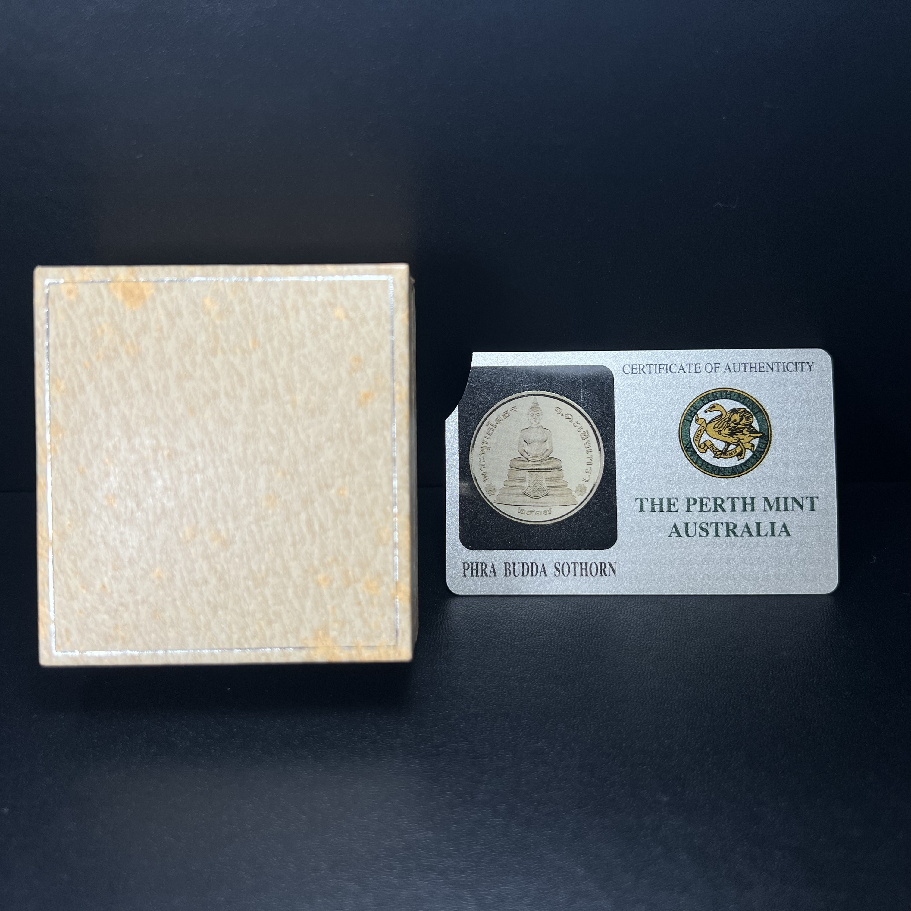 เหรียญพระพุทธโสธร รุ่นนานาชาติ(รุ่นแรก) วัดโสธรวรารามวรวิหาร ปี 2537 หลังพระธรรมจักร เนื้อเงินขัดเงา ขนาด 2.5 มม.สภาพสวยพร้อมกล่องและการ์ดใบรับรองเดิมครบสมบูรณ์(1 ใน 5000 เหรียญ)