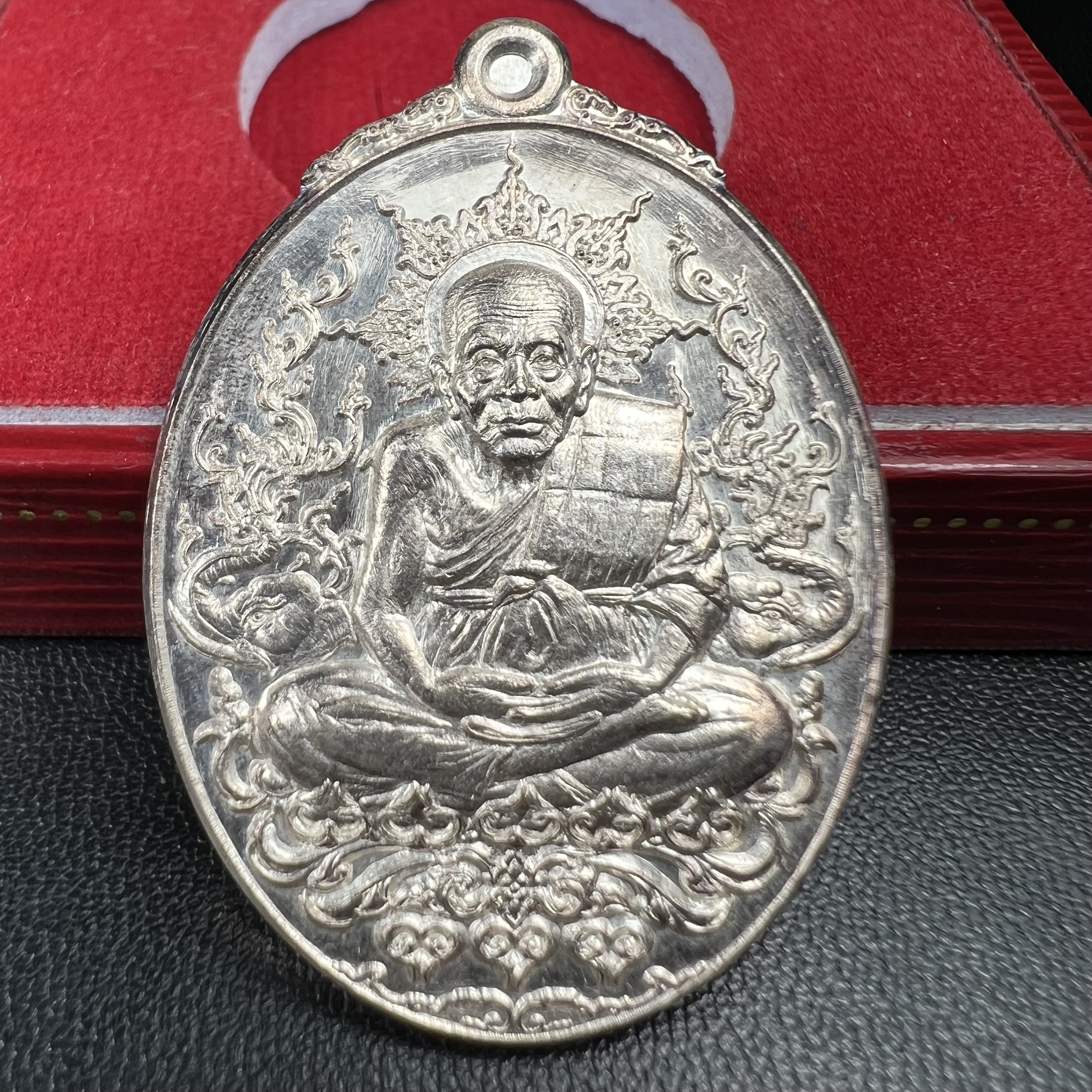 เหรียญหลวงพ่อทวด ญสส. ทรงเจริญพระชันษาครบ 100 ปี สมเด็จพระญาณสังวร สมเด็จพระสังฆราชฯ ปี2556 เนื้อเงินตอกโค๊ตหมายเลข ๙๑(เลขสวยผลรวมได้หนึ่ง(เลขแห่งยศตำแหน่งเป็นผูนำในทุกด้าน)) พร้อมกล่องบรรจุเดิมครบ(หายากสร้างน้อย)1 ใน 199 เหรียญ(สุดหายาก)