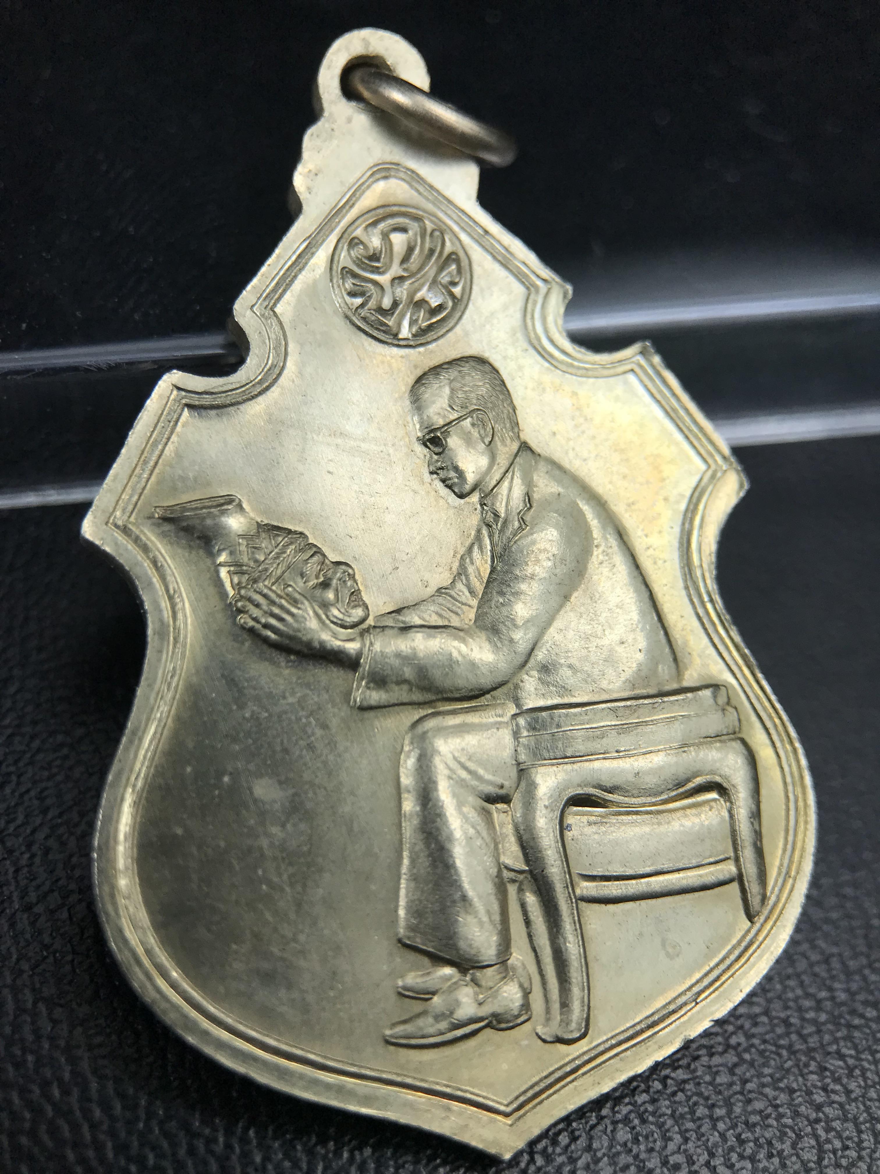 เหรียญครอบครูช่างหลวง(ในหลวงทรงดนตรี) เนื้ออัลปาก้า ปี 2550(หายาก)สุดยอดแห่งความหายากมีหมุนเวียนให้เห็นน้อยมากเป็นอีกหนึ่งรุ่นยอดนิยมของเสด็จพ่อร.9เหรียญนี้สวยมากผิวน้ำทองทั่วทั้งเหรียญ