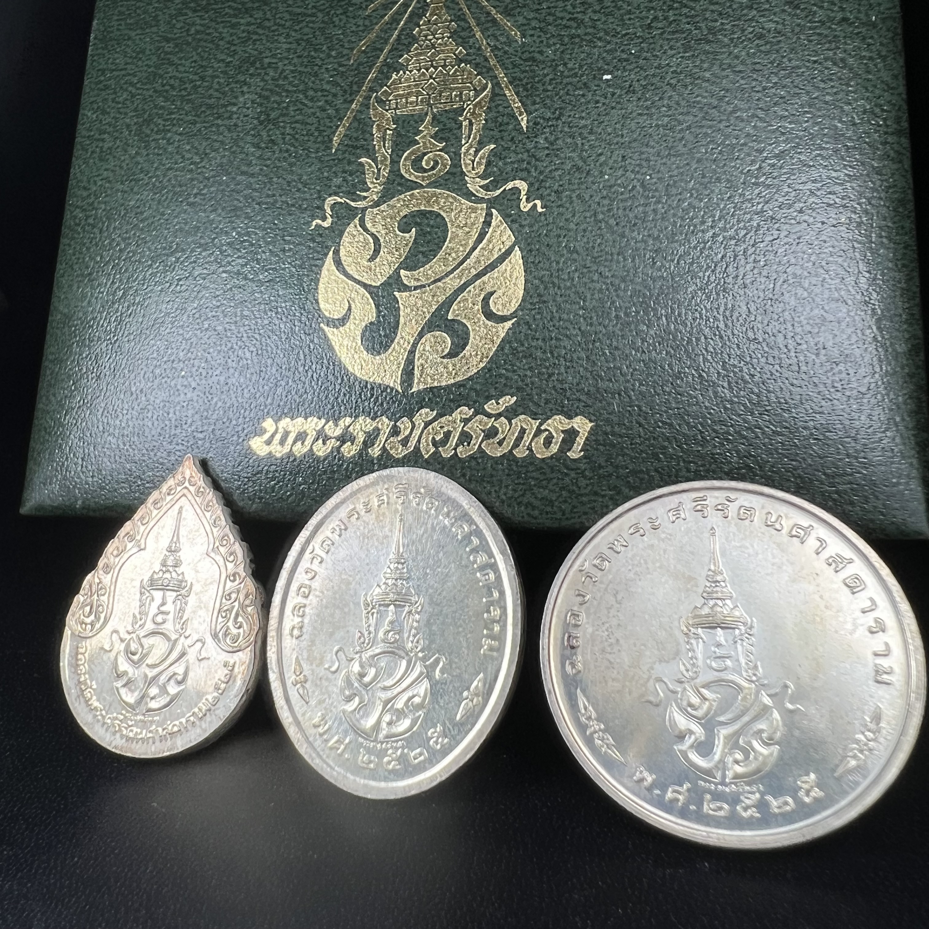 เหรียญพระแก้วมรกตหลัง ภปร. ฉลองกรุงรัตนโกสินทร์ครบ 200 ปี พ.ศ.2525 เนื้อเงินกล่องบรรจุเดิมครบ3พิมพ์(บล็อกพระราชศรัธา)(ในหลวงรัชกาลที่9 เสด็จในพิธี)พระคู่บ้านคู่เมือง...พระดี...พิธีใหญ่