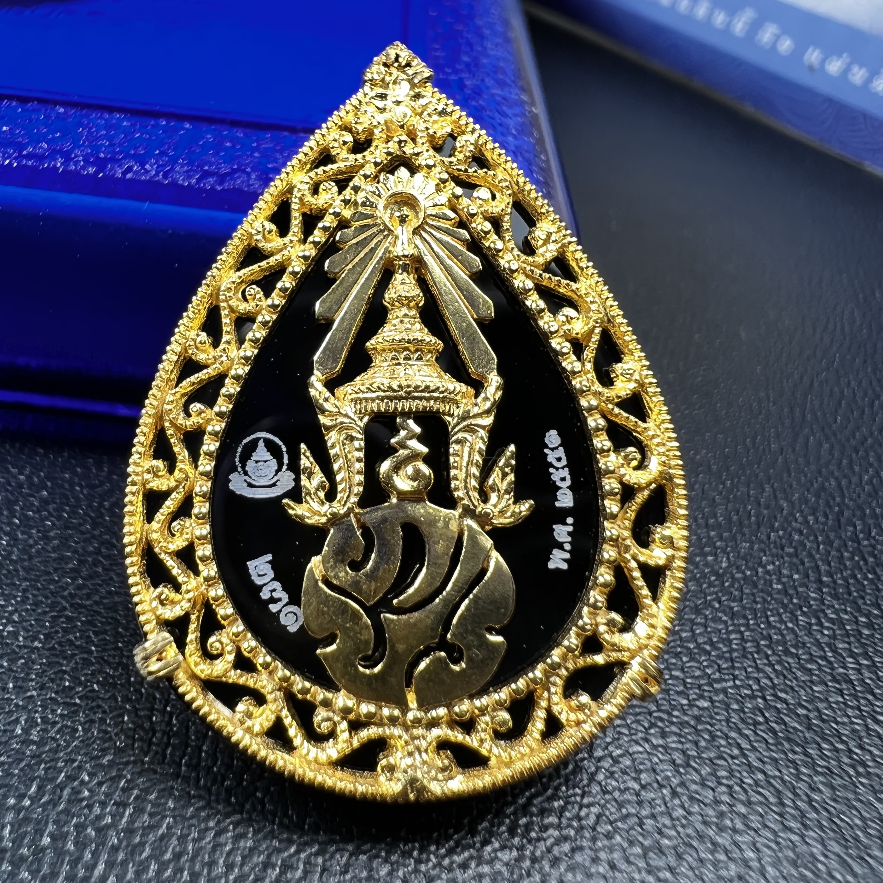 เหรียญพระพุทธชินราช ภปร. รูปหยดน้ำ โครงการ เพราะแผ่นดินนี้คือแผ่นดินเกิด เนื้อทองคำ (นน.รวม 7.3 กรัม) ปี2551 (ขนาด 21 x 29 มม.) (สวยงามหายาก)1ใน 3000องค์