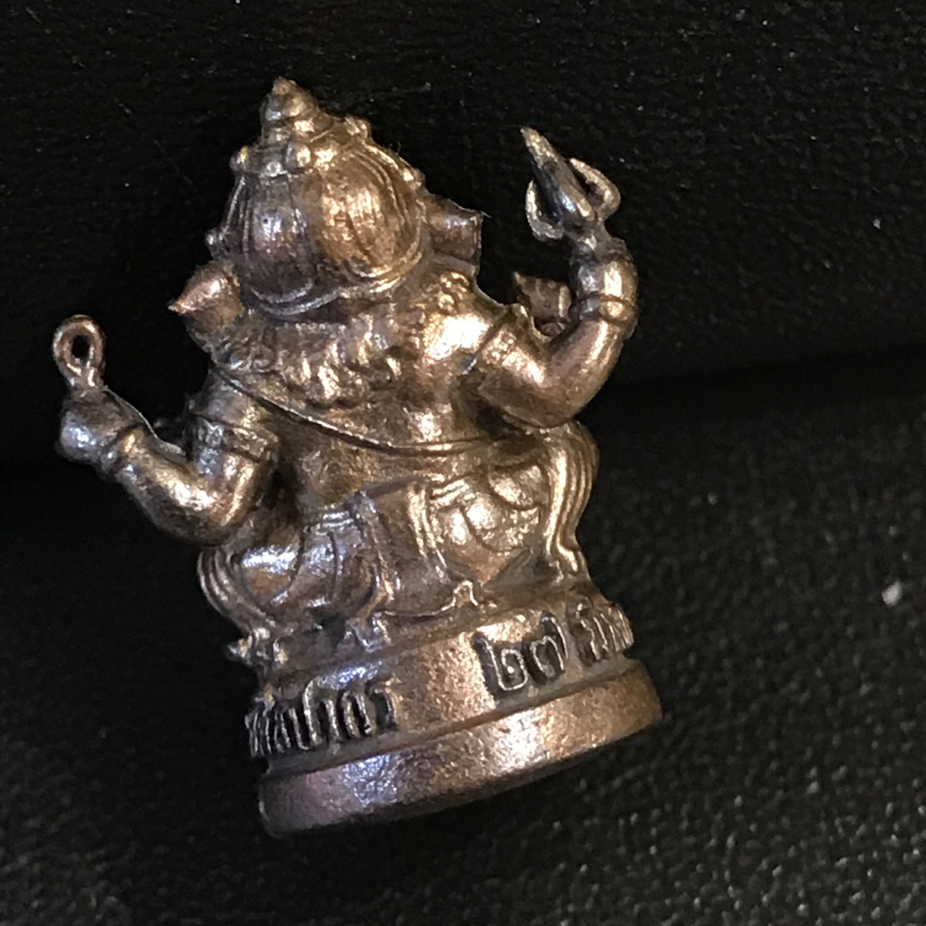 พระพิฆเนศ รุ่นครบรอบ100 ปี กรมศิลปากร ปี2556 พิมพ์ลอยองค์ เนื้อโลหะผสม ปางบรมครู(องค์นั่ง)สูง 1 นิ้ว