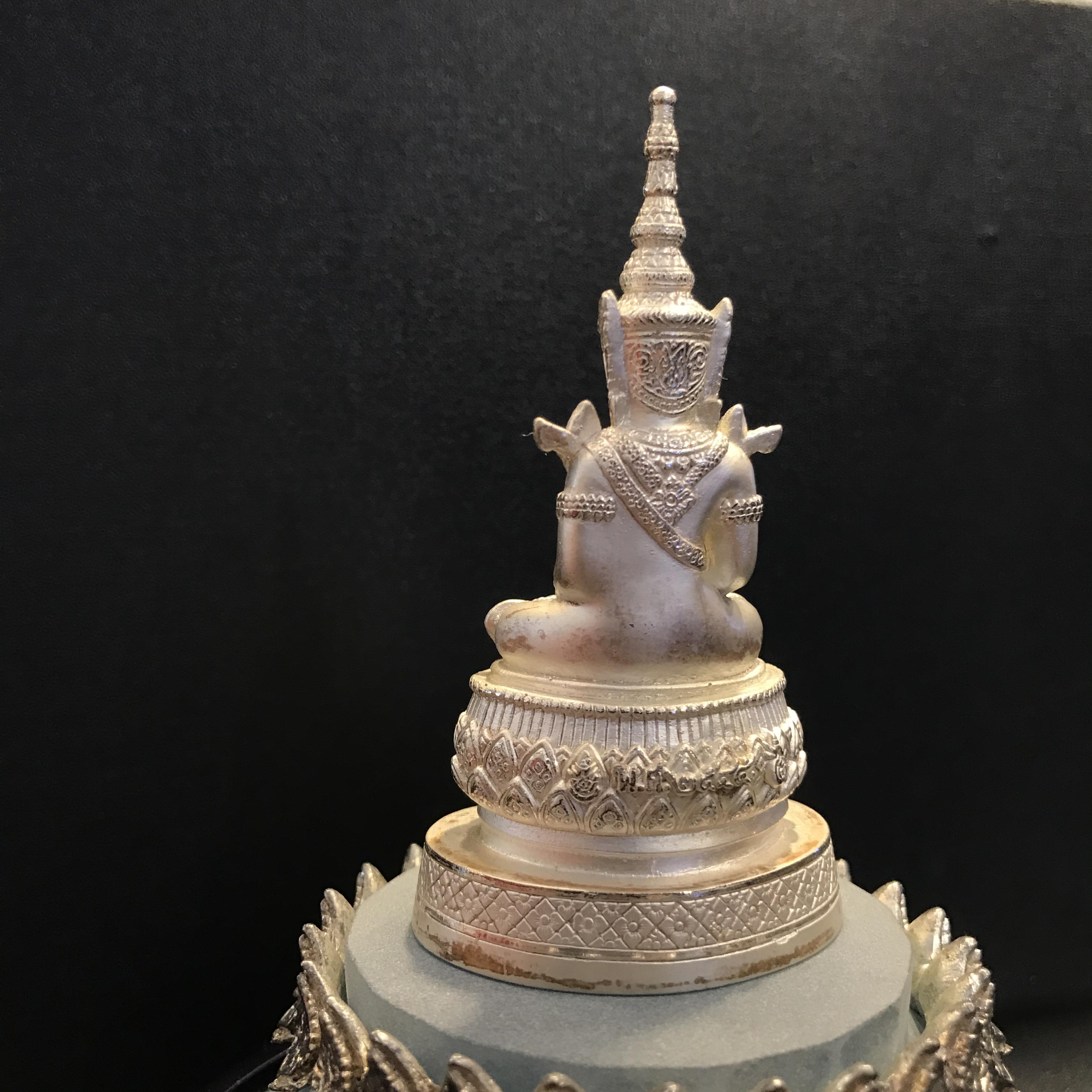 พระแก้วมรกต ภปร(รุ่นแรก) ปี45 รุ่นฉลองกรุงรัตนโกสินทร์ครบ 220 ปี หล่อลอยองค์ เนื้อเงิน ขนาดบูชา 50*90 มม. พร้อมฐานวางครอบแก้วเดิมครบสมบูรณ์(สวยงามและหายากมาก)