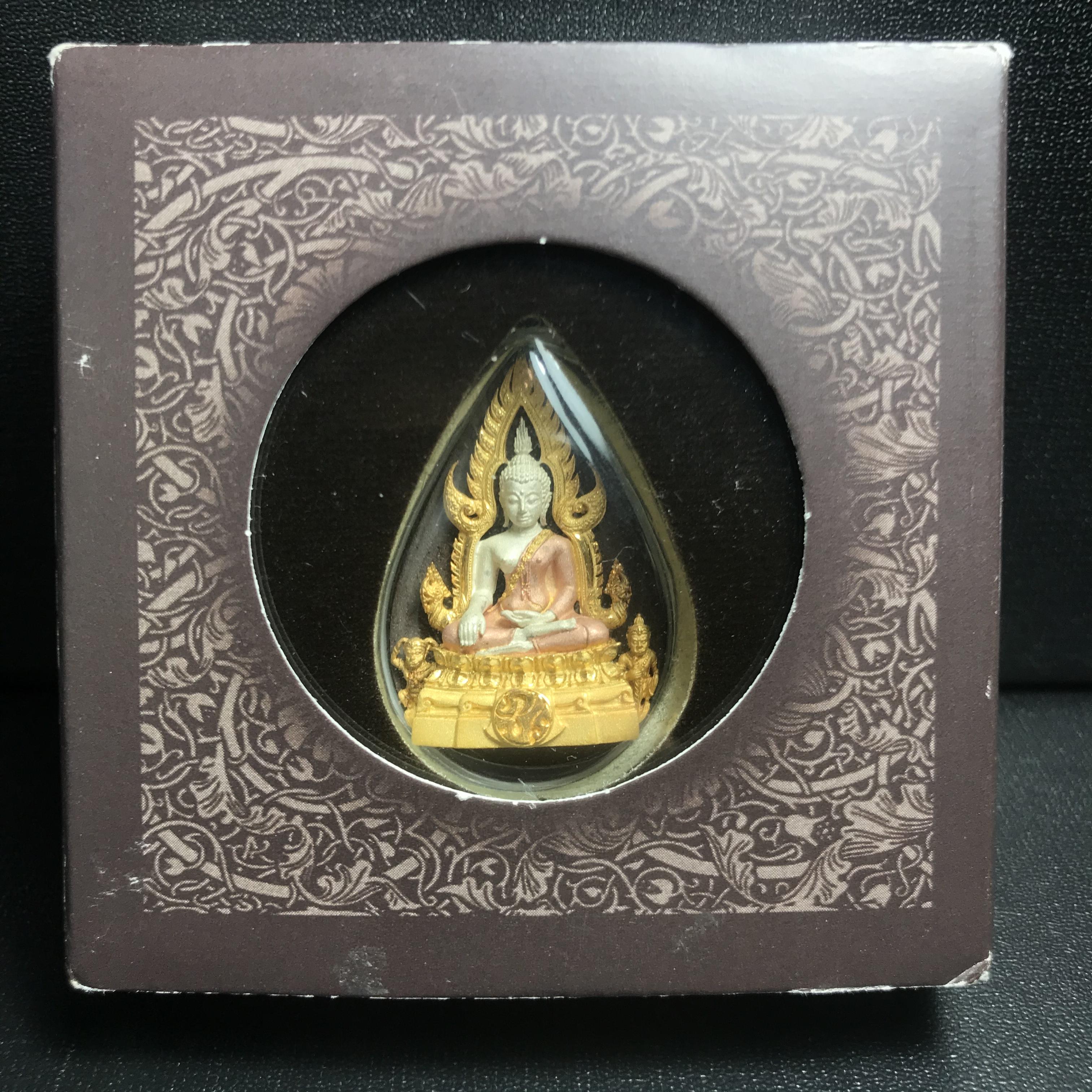 พระพุทธชินราช ภปร. โครงการ "เพราะแผ่นดินนี้ คือ แผ่นดินเกิด" ปี2548(รุ่นแรก) ลอยองค์ หน้าตัก 1/2 นิ้ว เนื้อเงินสามกษัตริย์