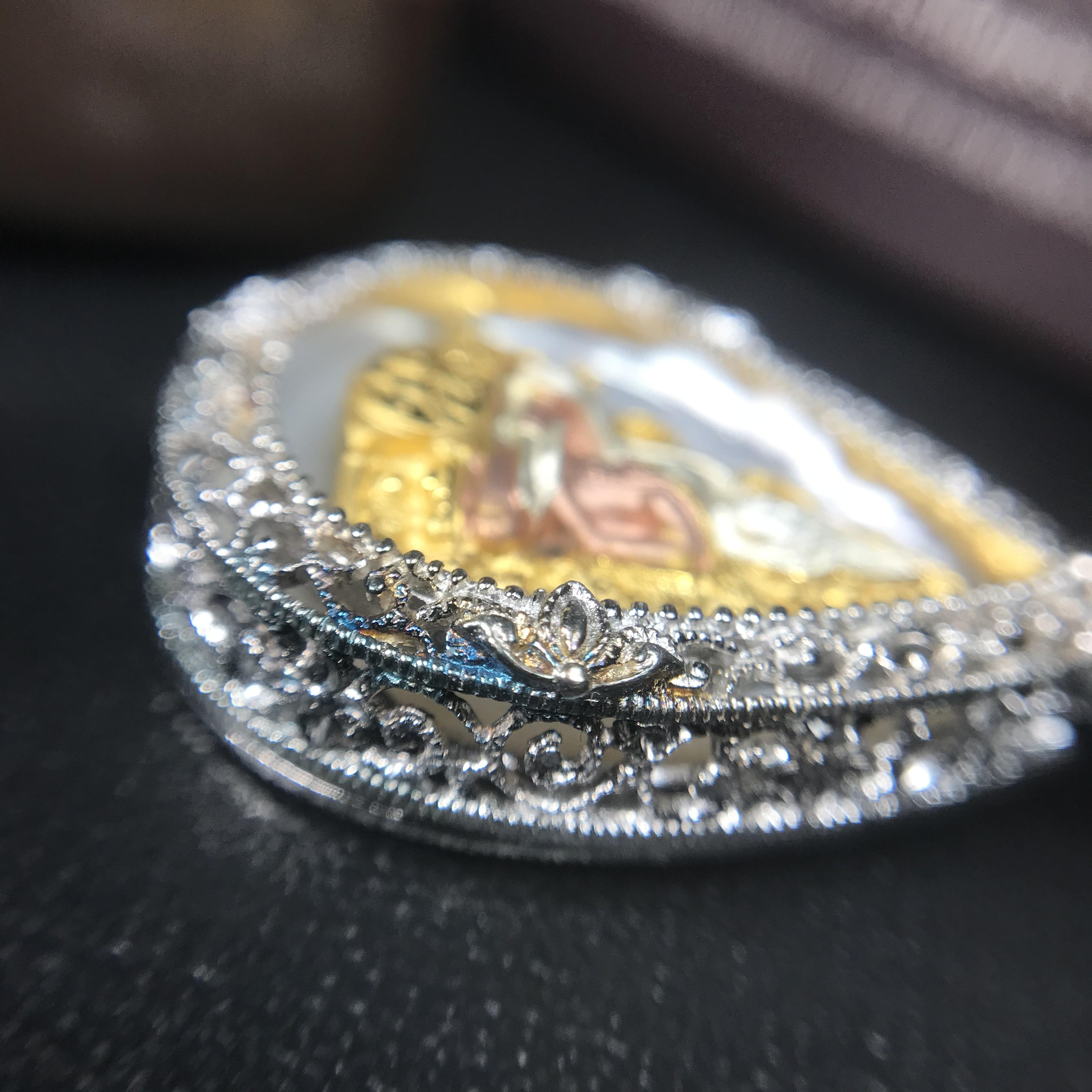 พระพุทธชินราช ภปร. โครงการ "เพราะแผ่นดินนี้ คือ แผ่นดินเกิด" ปี2548(รุ่นแรก) เหรียญทรงหยดน้ำ ขนาด 21 x 31 มม. เนื้อเงินสามกษัตริย์