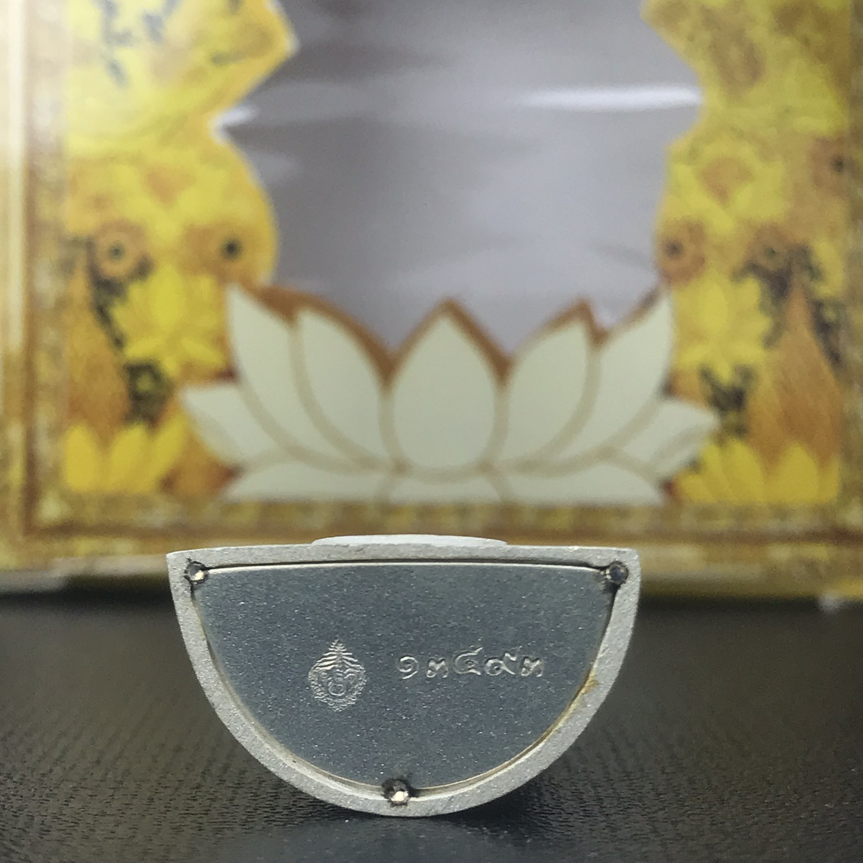 พระแก้วมรกต(จำลอง)ลอยองค์ ขนาดหน้าตัก 1/2 นิ้ว ทรงเครื่องฤดูร้อน เนื้อเงิน ตราสัญลักษณ์ฉลองสิริราชสมบัติ ครบ 60 ปี พ.ศ.2549(สภาพสวย ครบ สมบูรณ์))