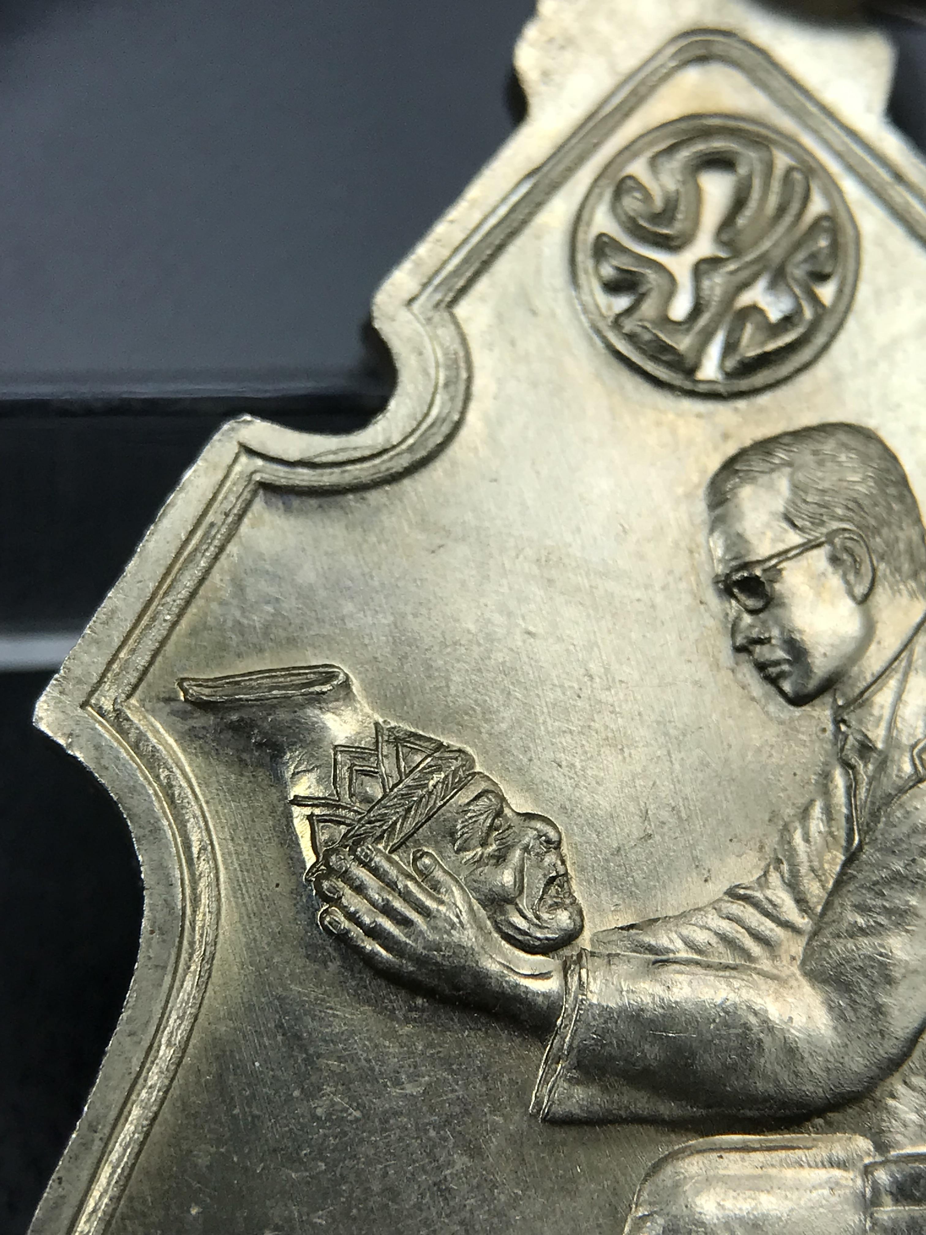 เหรียญครอบครูช่างหลวง(ในหลวงทรงดนตรี) เนื้ออัลปาก้า ปี 2550(หายาก)สุดยอดแห่งความหายากมีหมุนเวียนให้เห็นน้อยมากเป็นอีกหนึ่งรุ่นยอดนิยมของเสด็จพ่อร.9เหรียญนี้สวยมากผิวน้ำทองทั่วทั้งเหรียญ