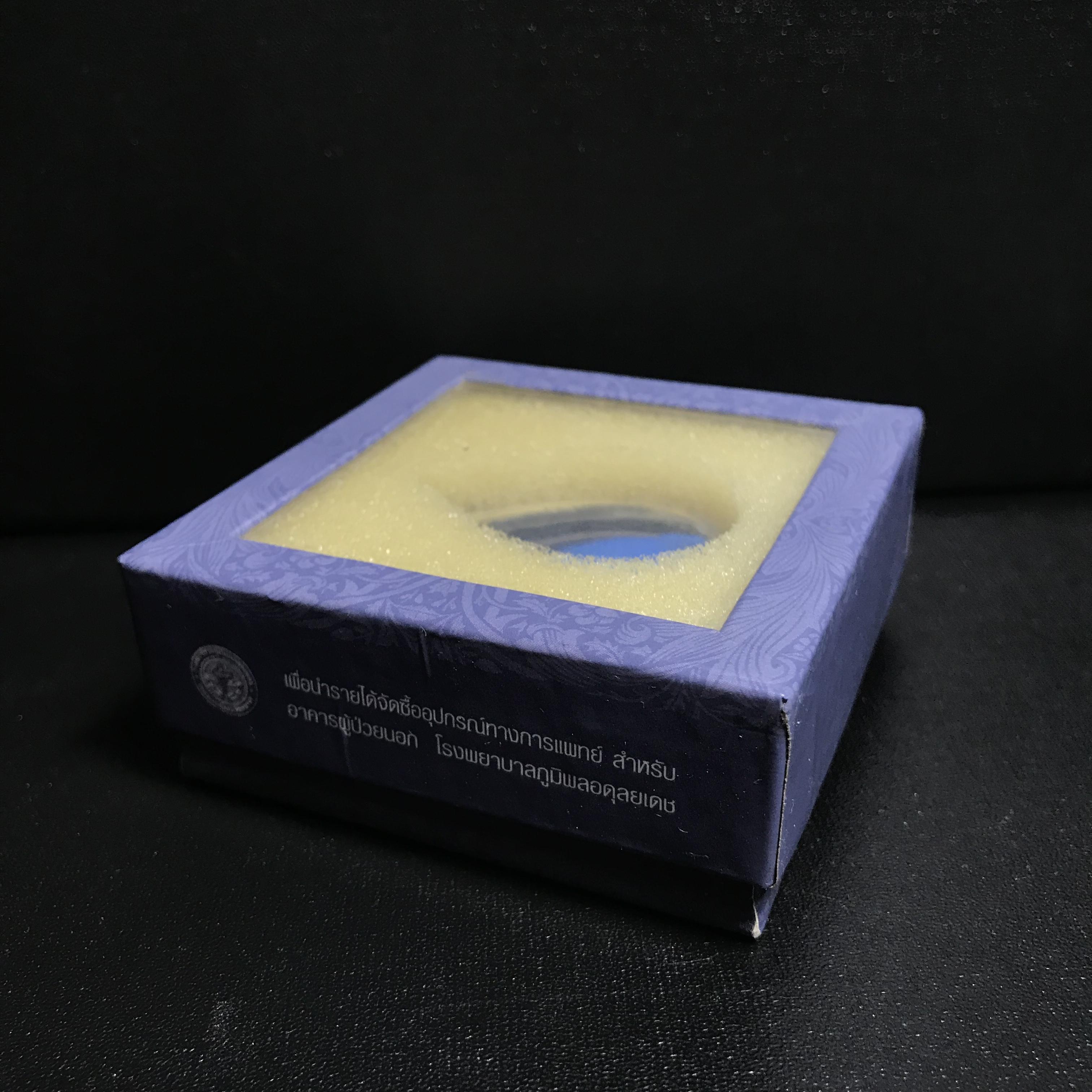 พระแก้วมรกต ภปร. ปี2547 จัดสร้างโดย รพ.ภูมิพลฯ เนื้อเรซิ่นหุ้มทองคำพิมพ์ลอยองค์ หน้าตัก 1/2 นิ้ว เลี่ยมกรอบทองคำแท้พร้อมใช้