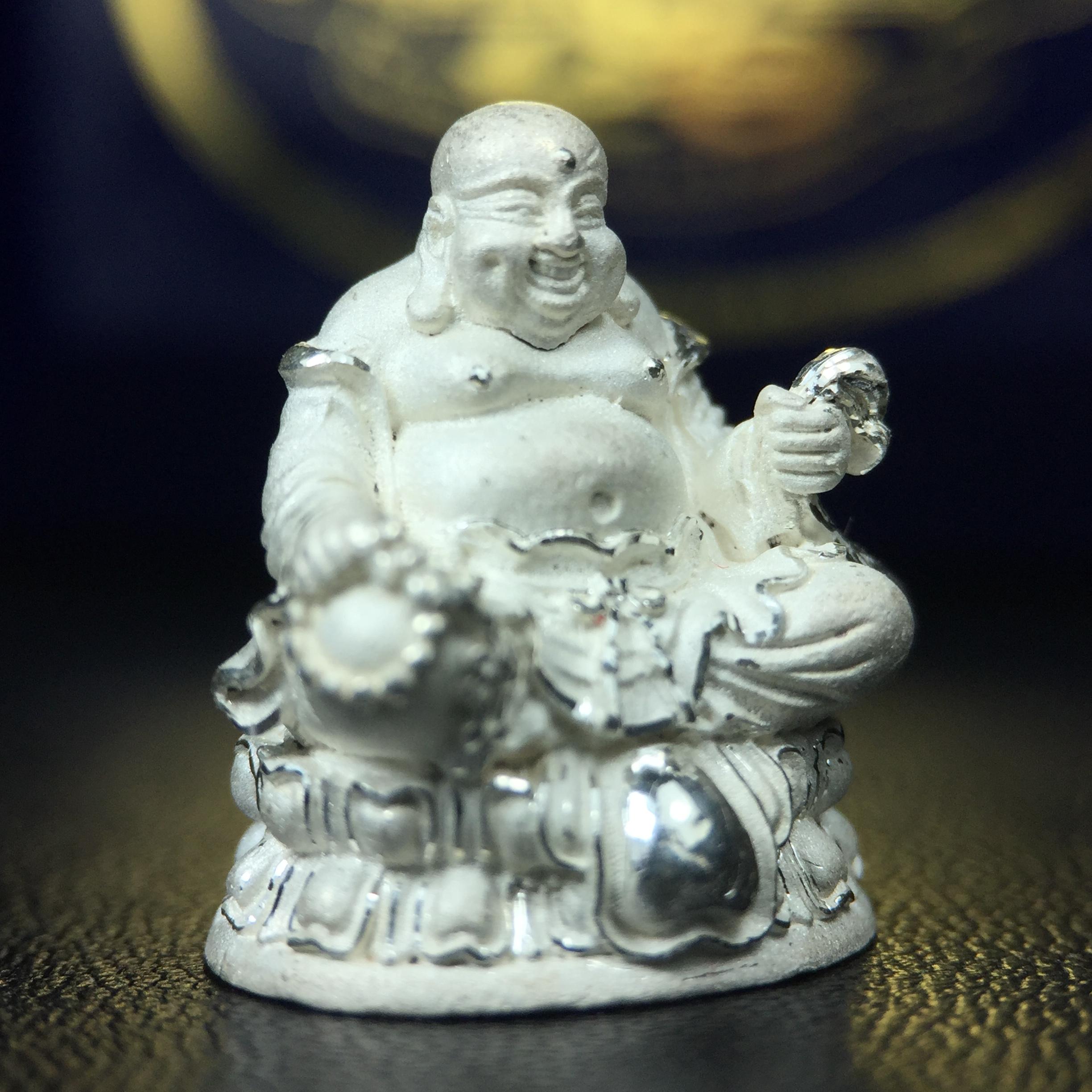 รูปหล่อลอยองค์ พระศรีอริยะเมตตรัยโพธิสัตว์(พระสังกัจจายน์)เนื้อเงินพ่นทรายขัดเงาบางส่วน โครงการสร้าง พระศรีอริยะเมตตรัยมหาโพธิสัตว์ น้อมถวายพระบาทสมเด็จพระเจ้าอยู่หัว ทรงครองศิริราชสมบัติครบ 50 ปี มหาพุทธาภิเษก วันที่ 6 เมษายน 2540 วัดโพธิ์แมนคุณาราม