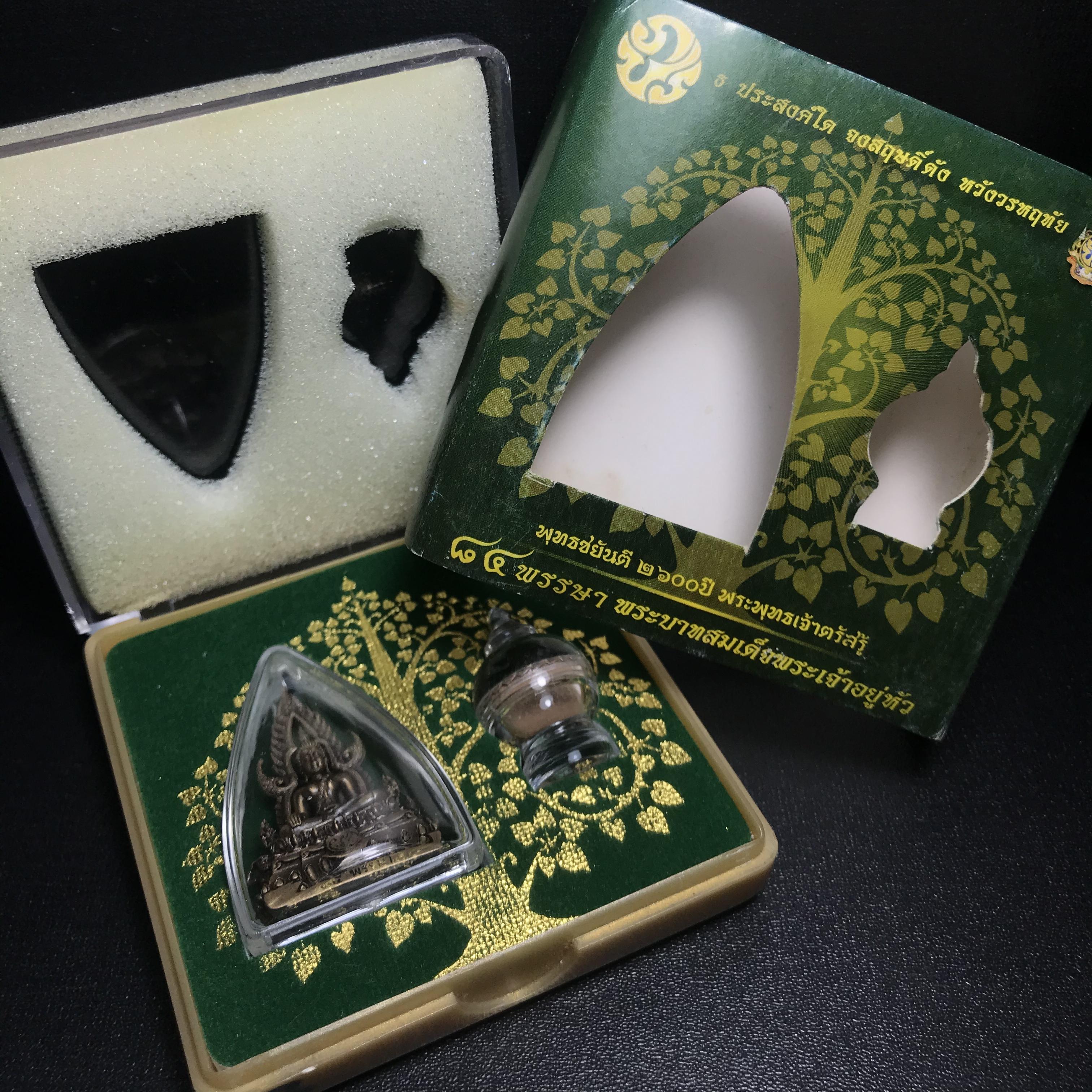 พระพุทธชินราช(จำลอง) ภปร 84 พรรษา เนื้อบรอนซ์รมดำซาติน พิมพ์กลางขนาดหน้าตัก 1/2 นิ้ว )(พระราชทานมวลสาร จิตรลดาและเส้นพระเจ้า(เส้นผม)รัชกาลที่9)