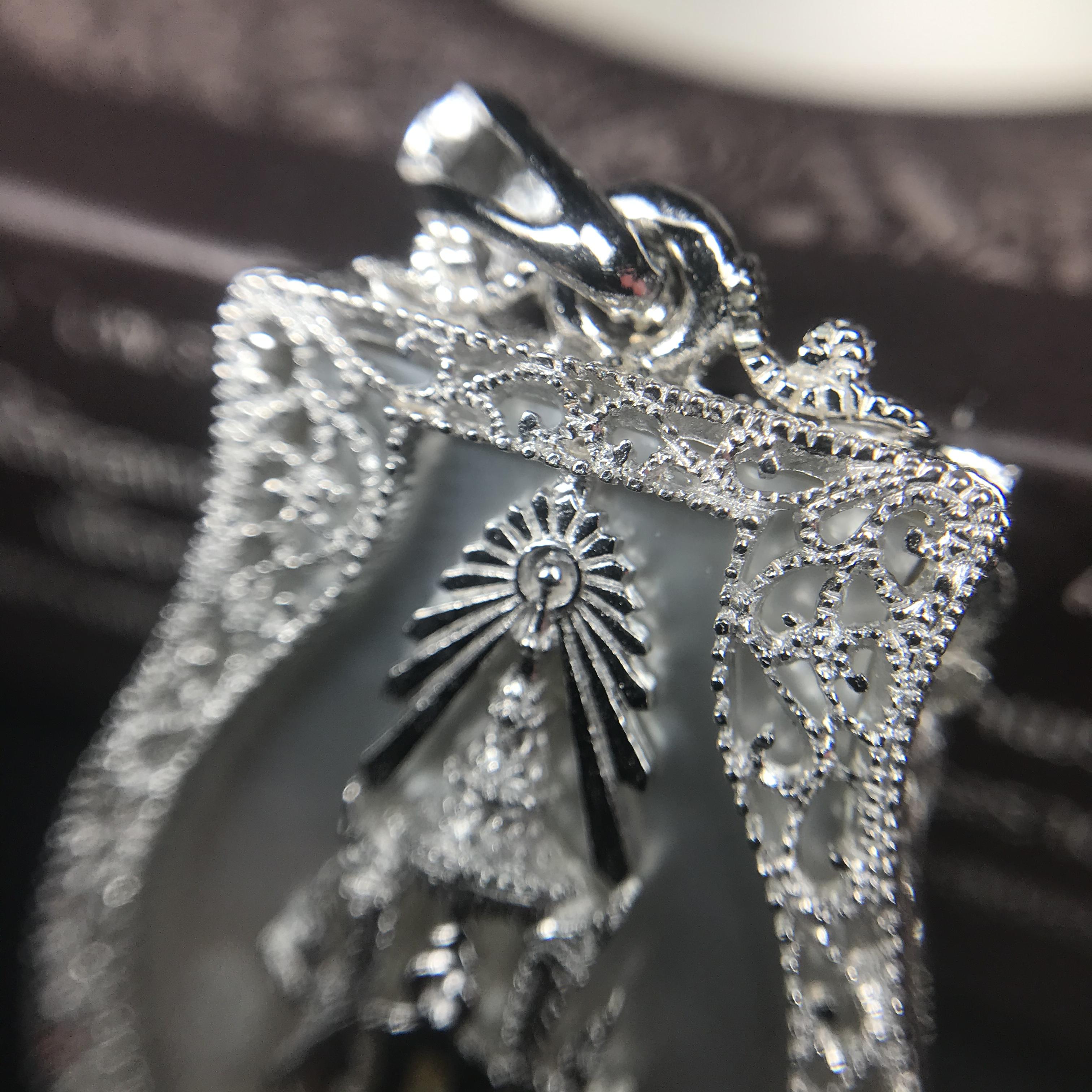 พระพุทธชินราช ภปร. โครงการ "เพราะแผ่นดินนี้ คือ แผ่นดินเกิด" ปี2548(รุ่นแรก) เหรียญทรงเสมา ขนาด 21 x 29 มม.เนื้อเงินสามกษัตริย์ องค์พระชุบสามกษัตริย์ ล้อมด้วยกรอบเงินชุบทองคำขาวสลักเสลาเป็นลวดลายละเอียดอ่อน ส่วนพื้นองค์พระเป็นเปลือกหอยมุขงดงาม